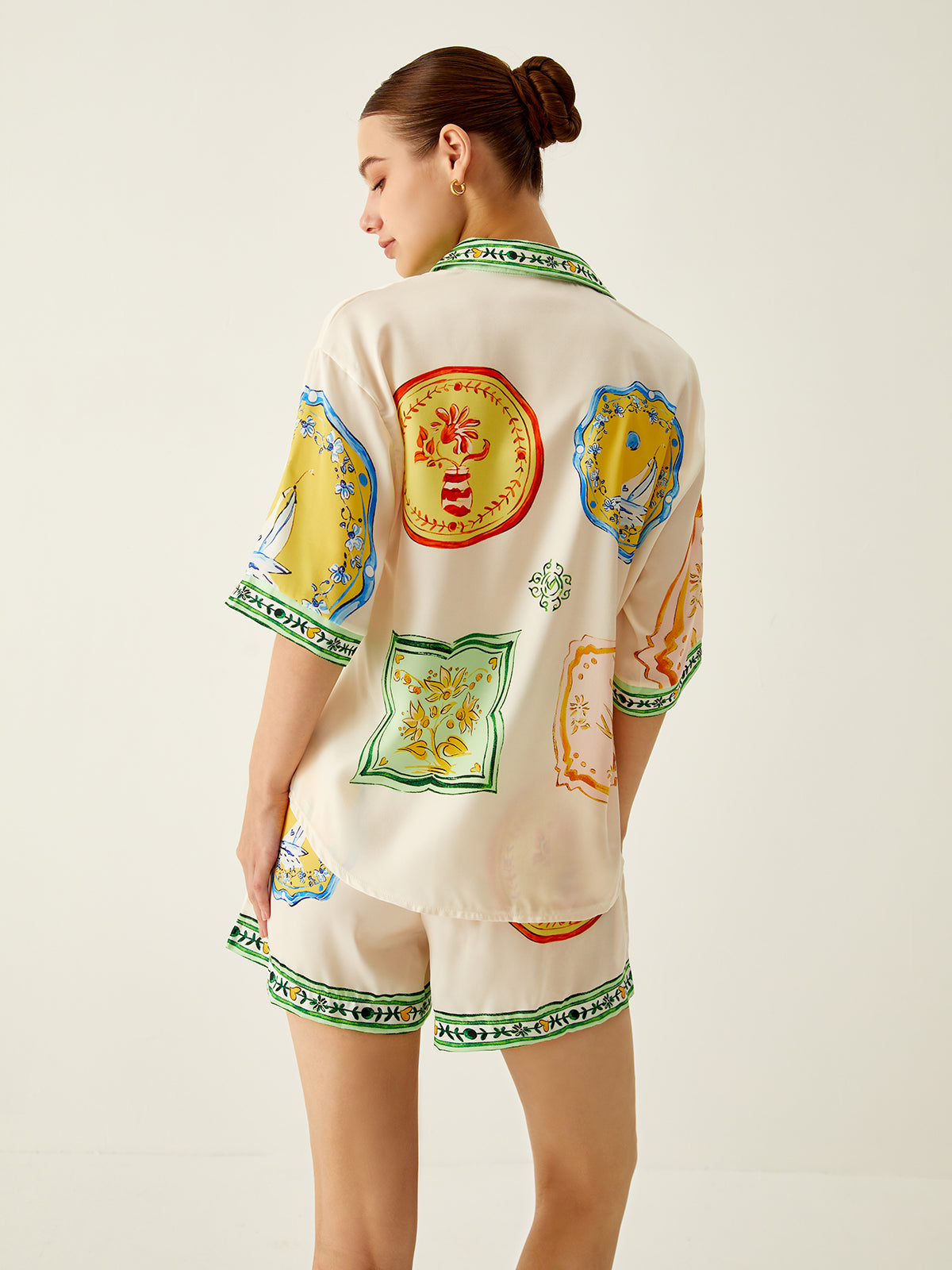 Set aus locker sitzenden, bedruckten Satin-Shorts