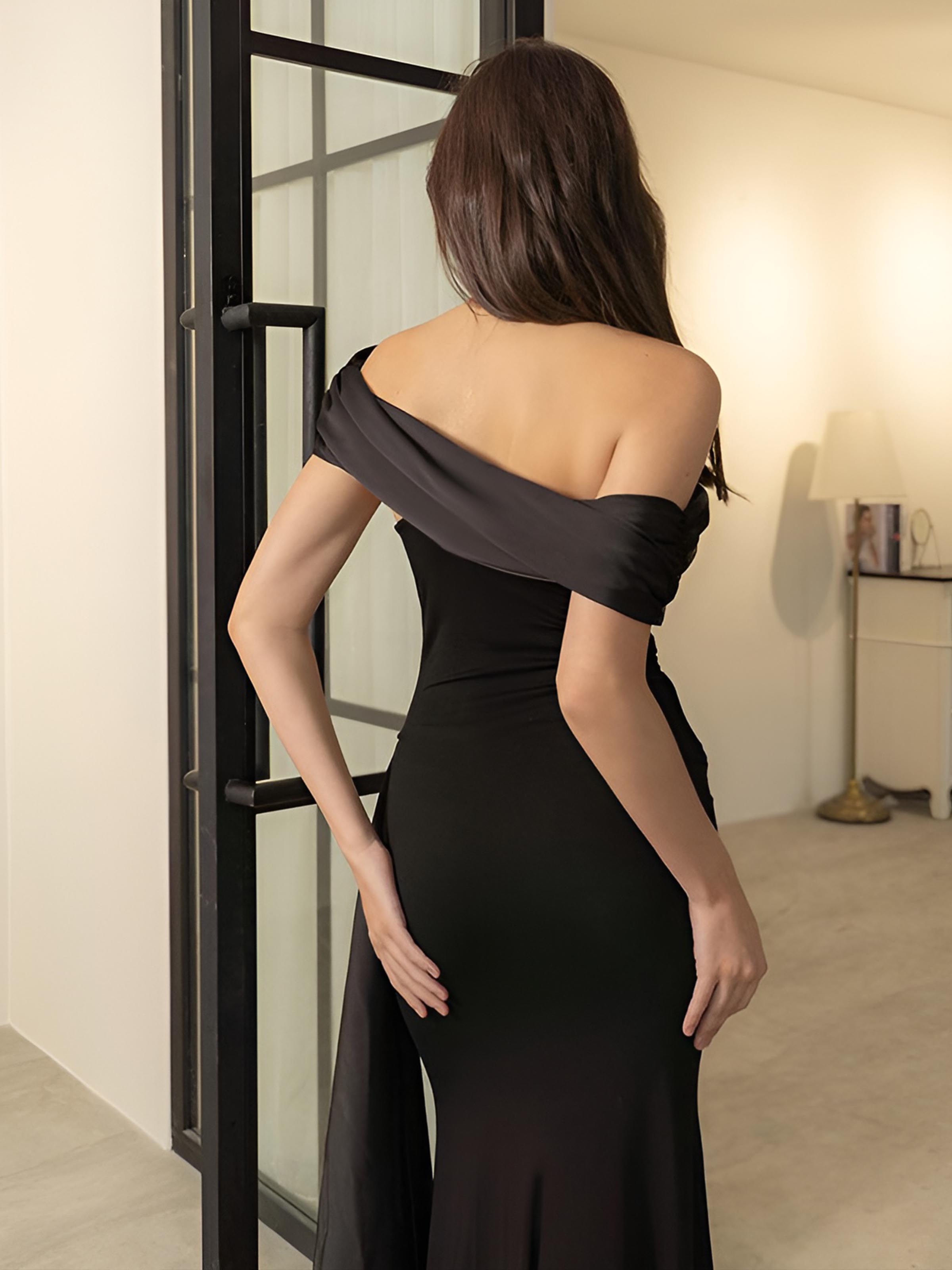 Robe longue moulante à épaules dénudées et nouée