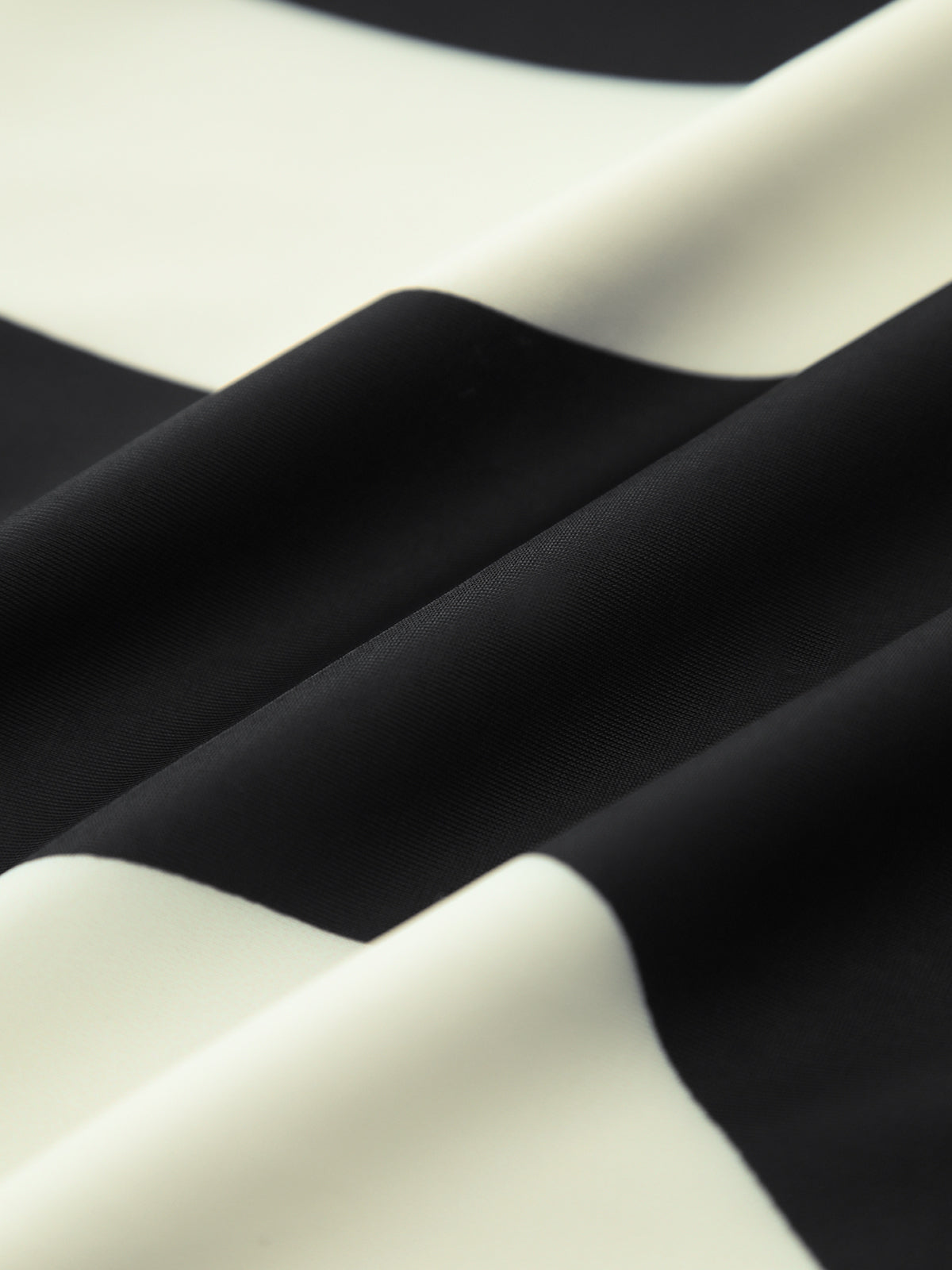 Zweifarbiges Bikini-Set mit asymmetrischem Ausschnitt