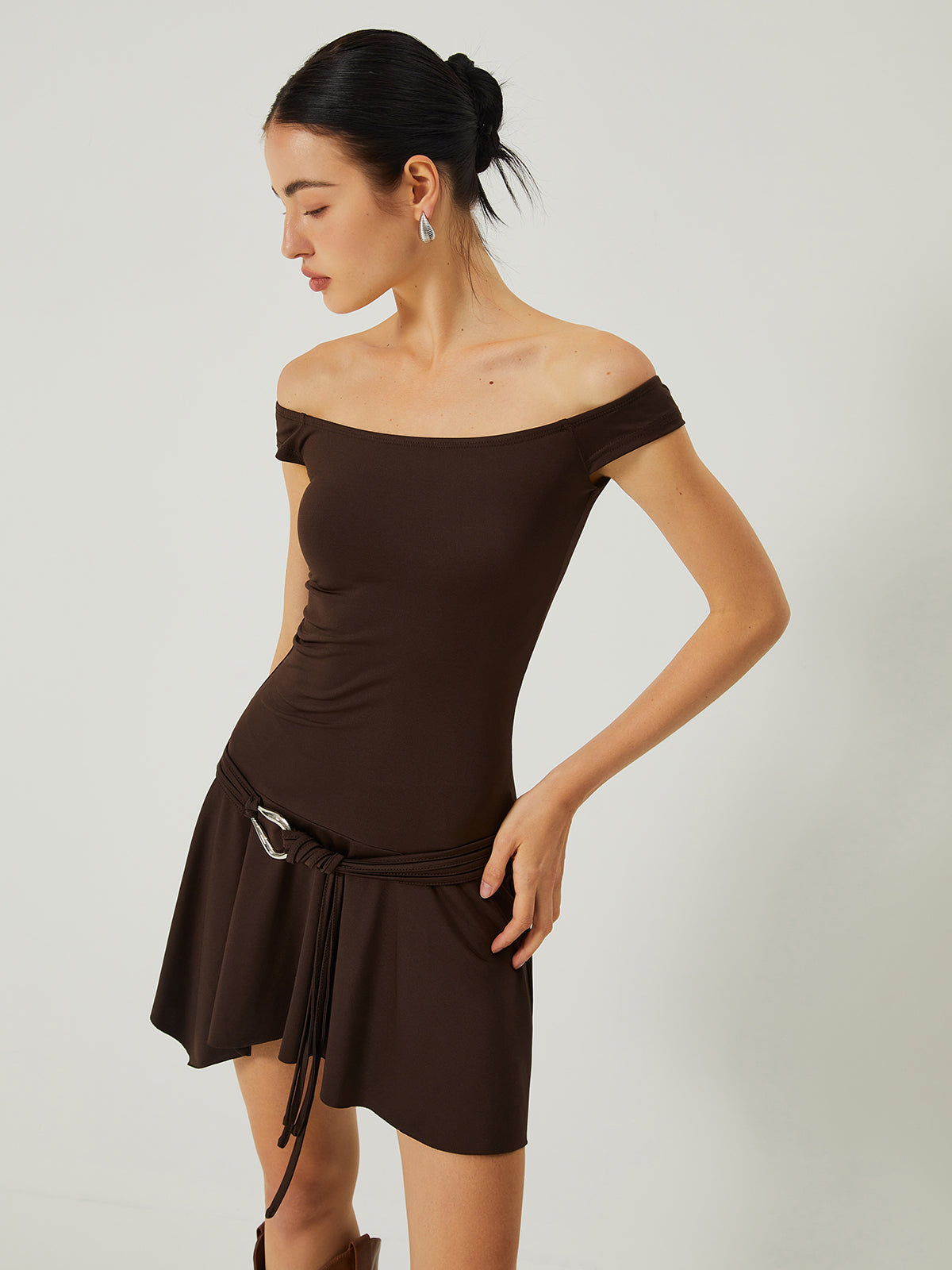 Robe décontractée à épaules dénudées et ourlet à volants froncés