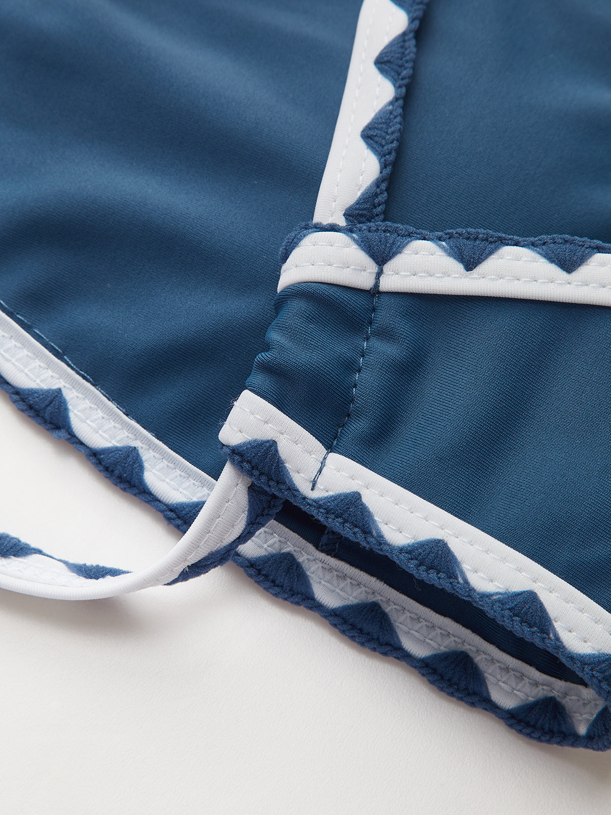 Bikini-Set mit kontrastfarbenem Besatz und Knoten