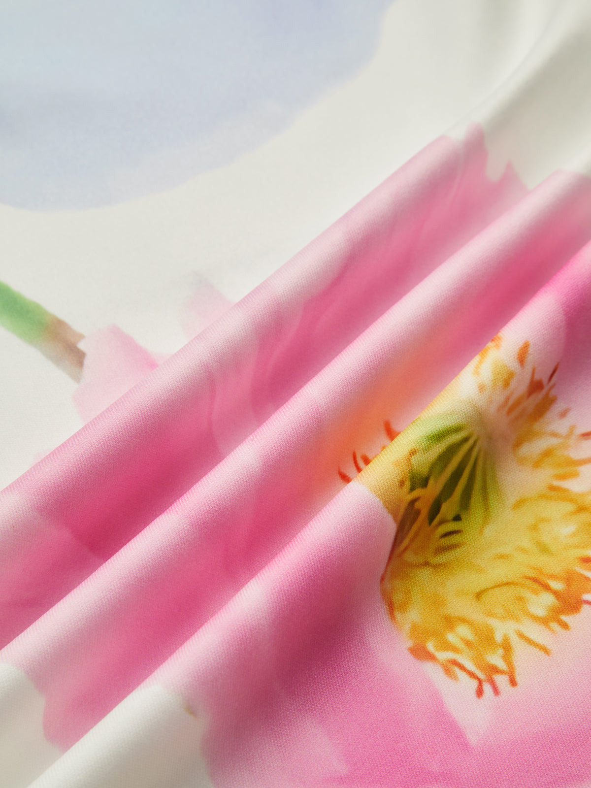 kurzes, rückenfreies Kleid mit Blumenmuster