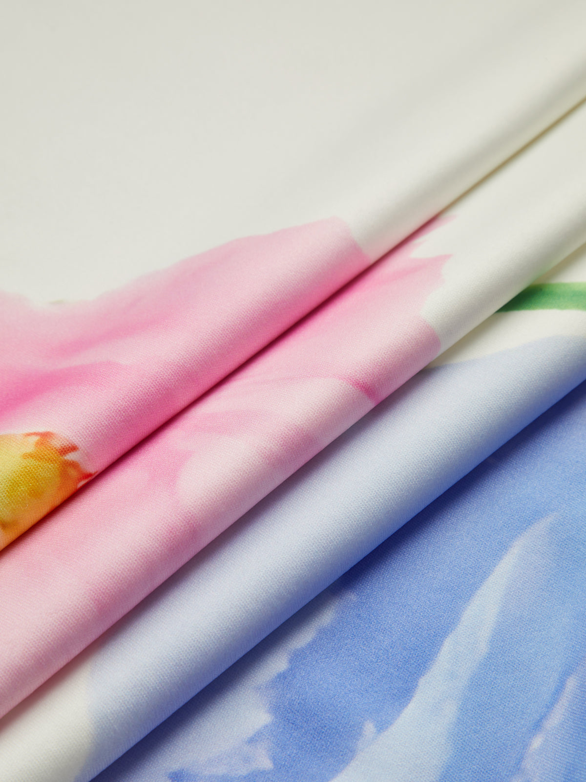 kurzes, rückenfreies Kleid mit Blumenmuster