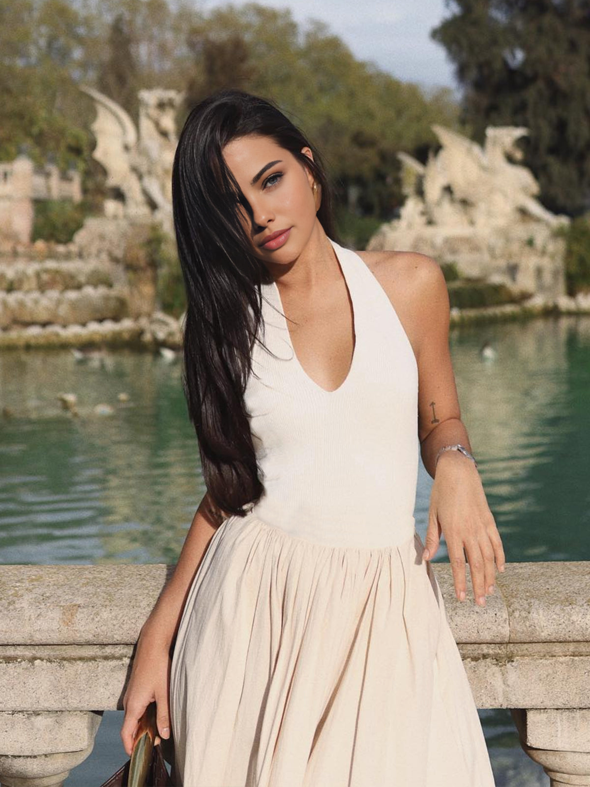 Neckholderkleid mit offenem Rücken und Taschen