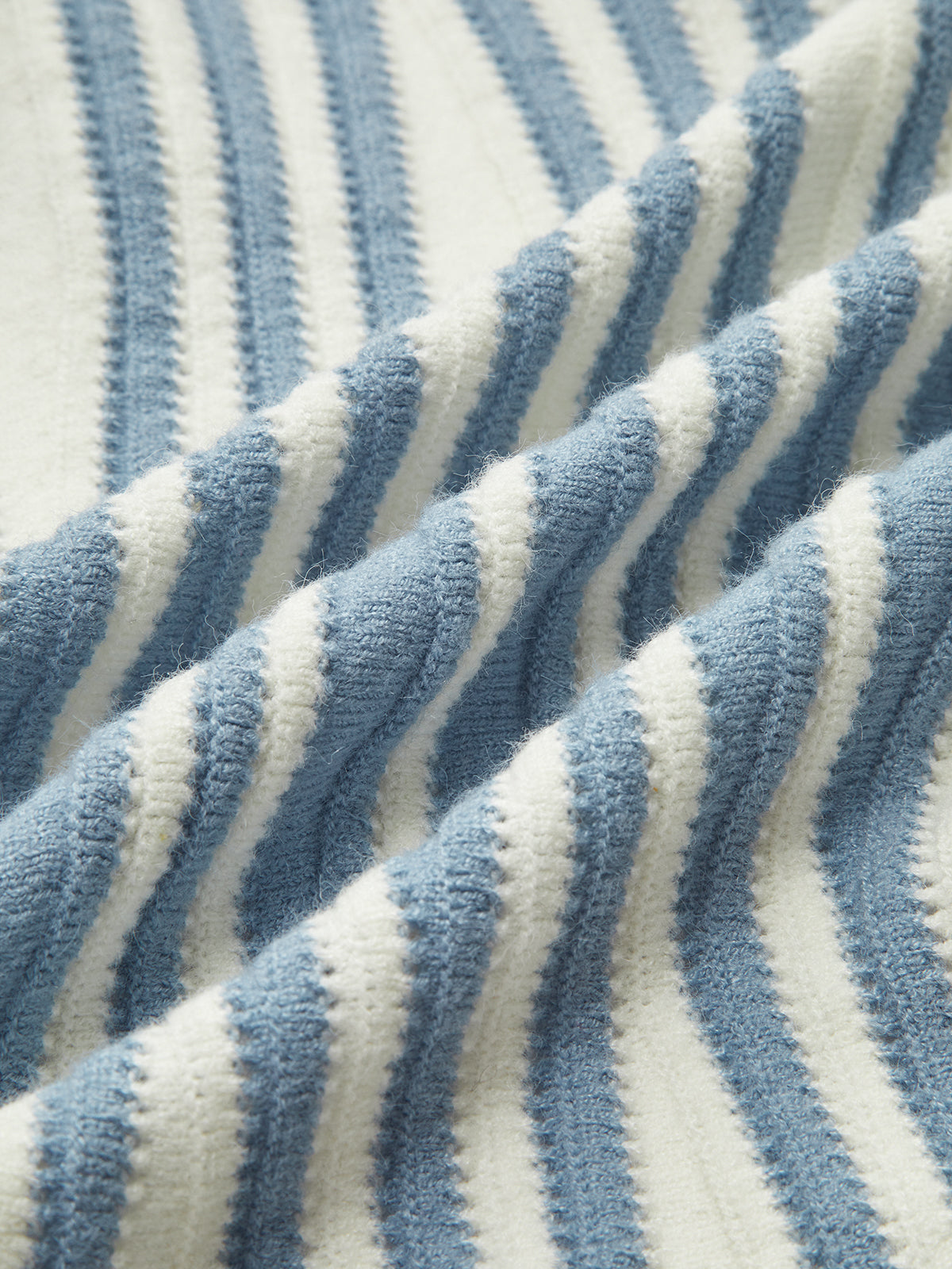 Gilet en maille à fines rayures et lacets