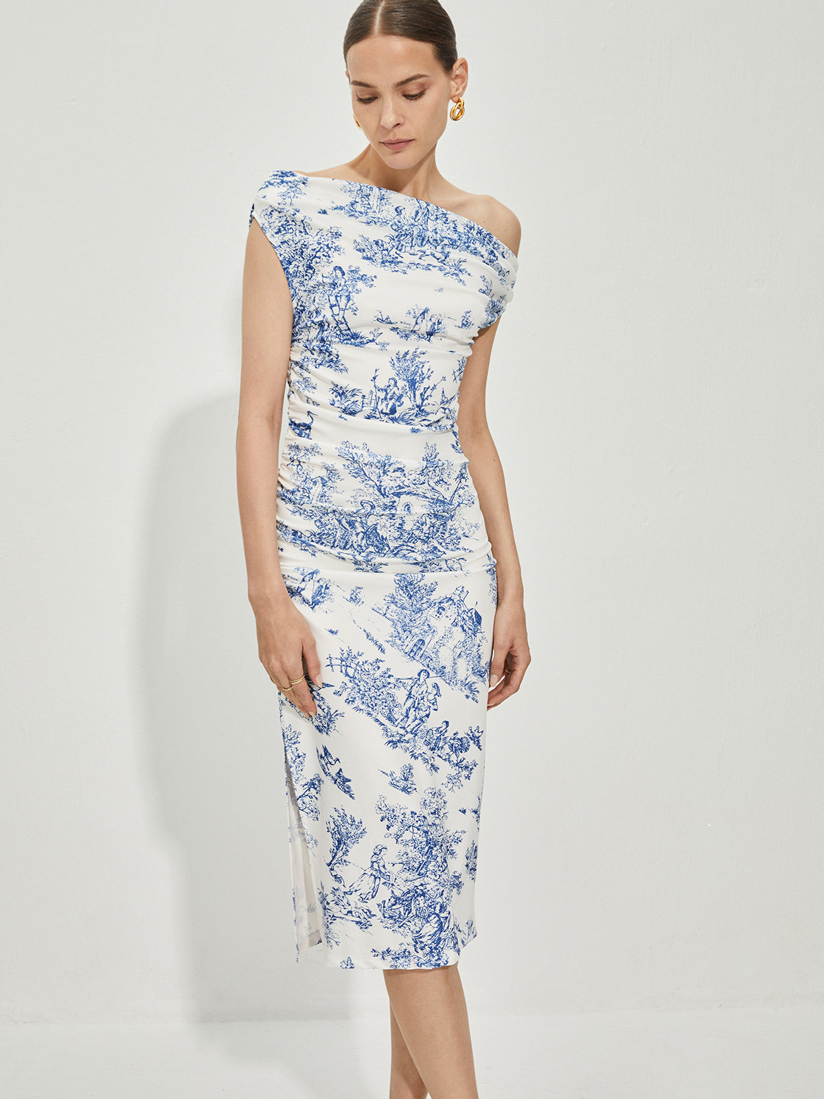 Bedrucktes Kleid mit geradem Ausschnitt und Schlitz