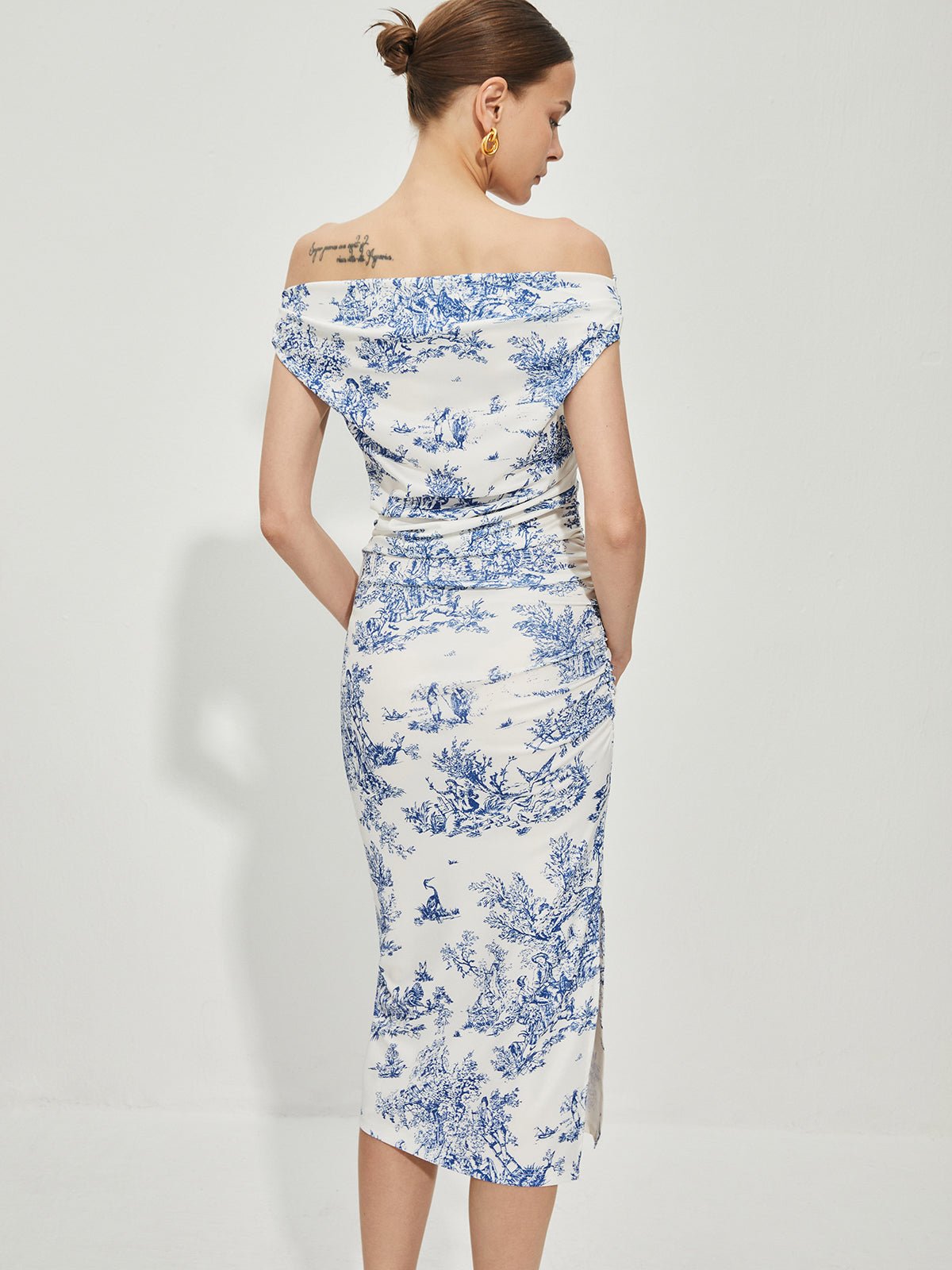 Bedrucktes Kleid mit geradem Ausschnitt und Schlitz