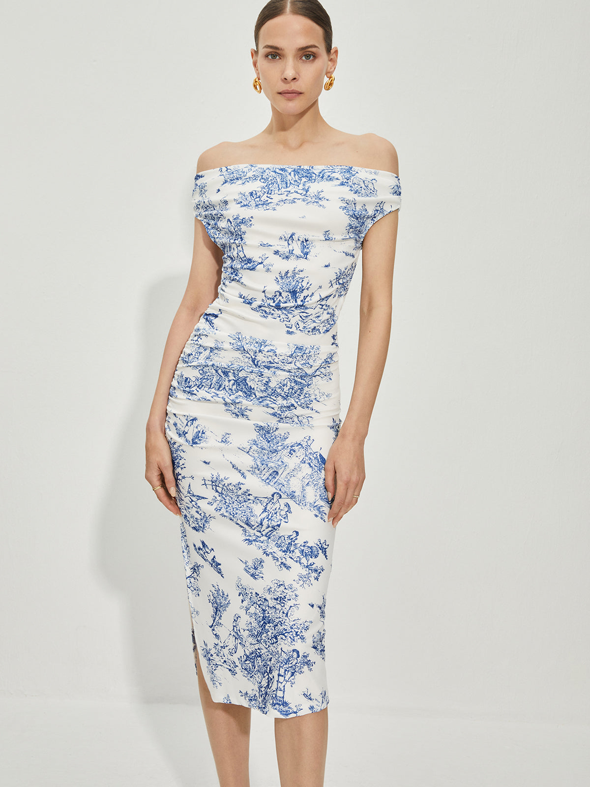 Bedrucktes Kleid mit geradem Ausschnitt und Schlitz