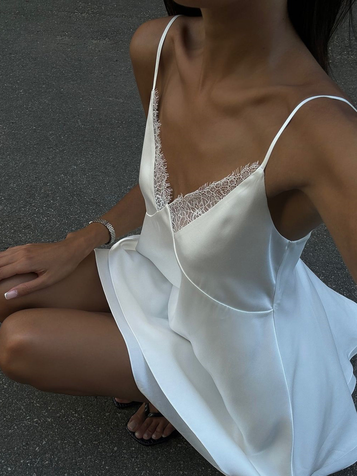 Robe satinée dos nu à col en V