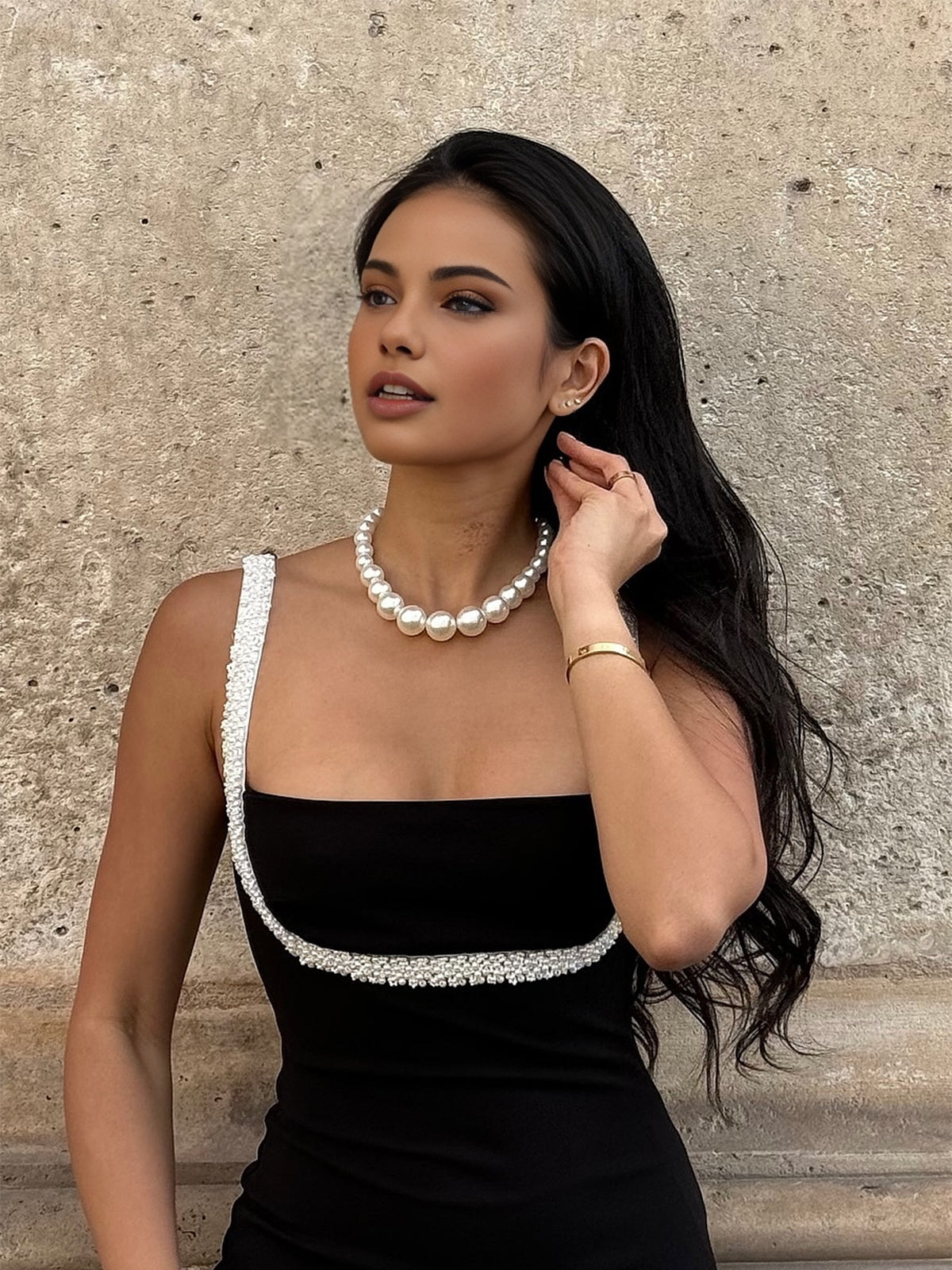 Halskette aus cremefarbenen Acrylperlen