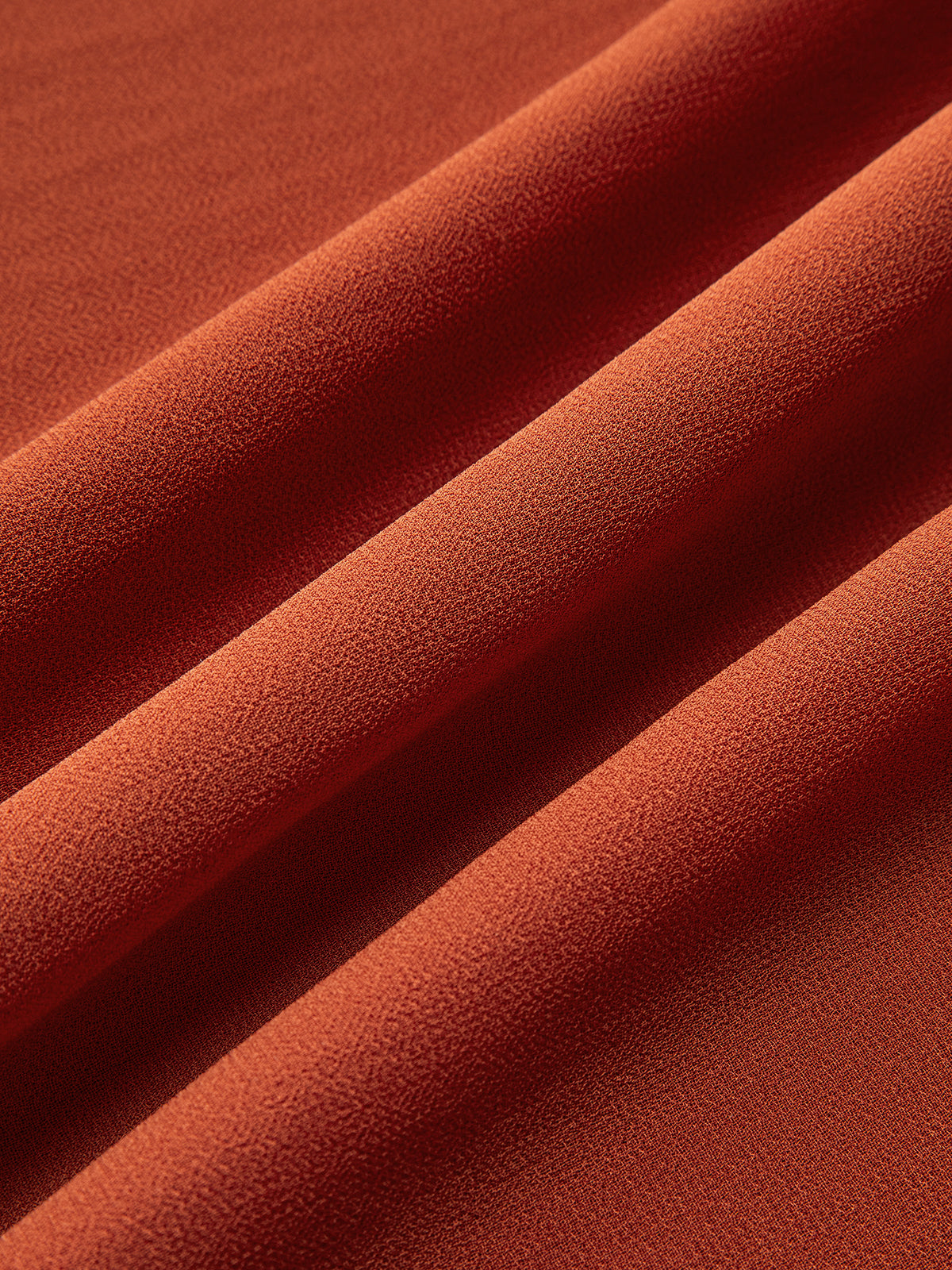 Robe longue fendue à panneaux plissés semi-transparents