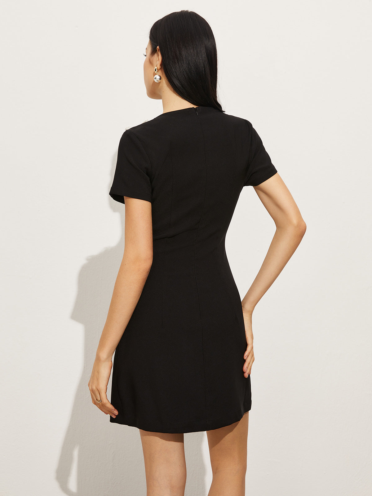 Robe courte fendue sur le côté avec nœud