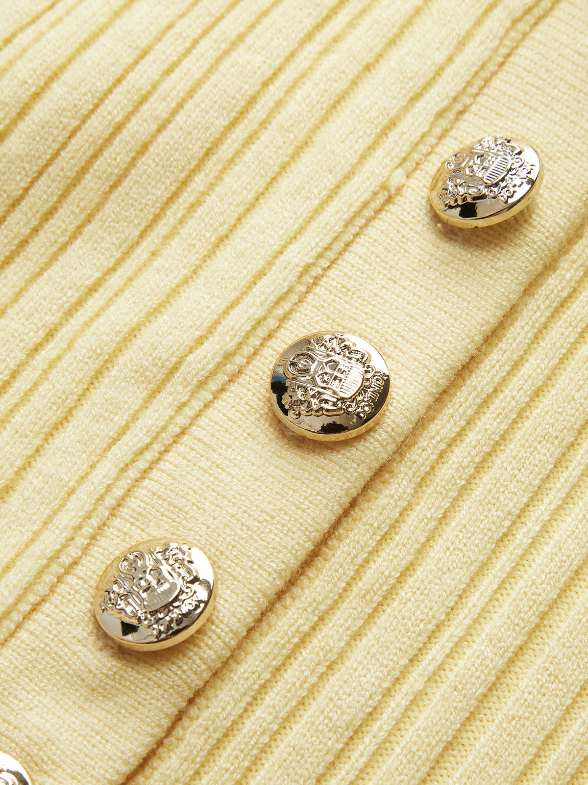 Robe courte en maille à col et coupe ajustée avec bouton métallique