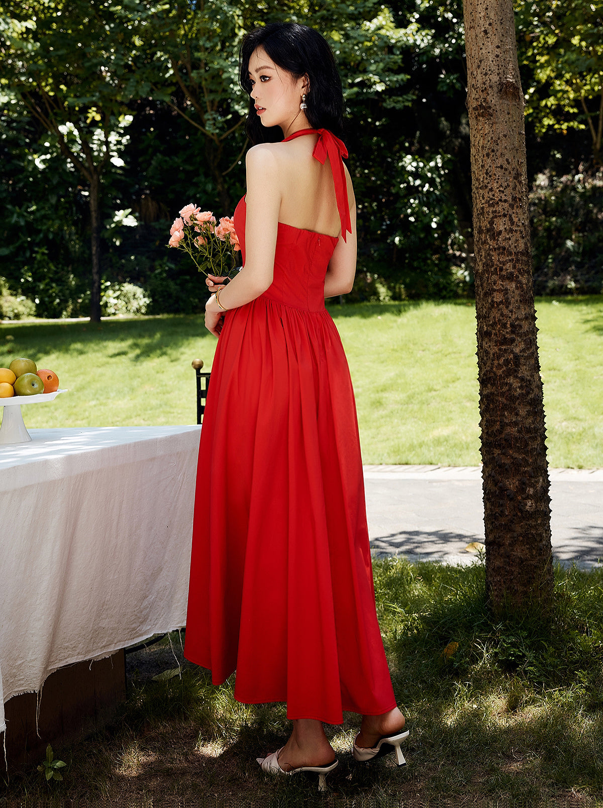 Robe midi plissée dos nu à décolleté cœur