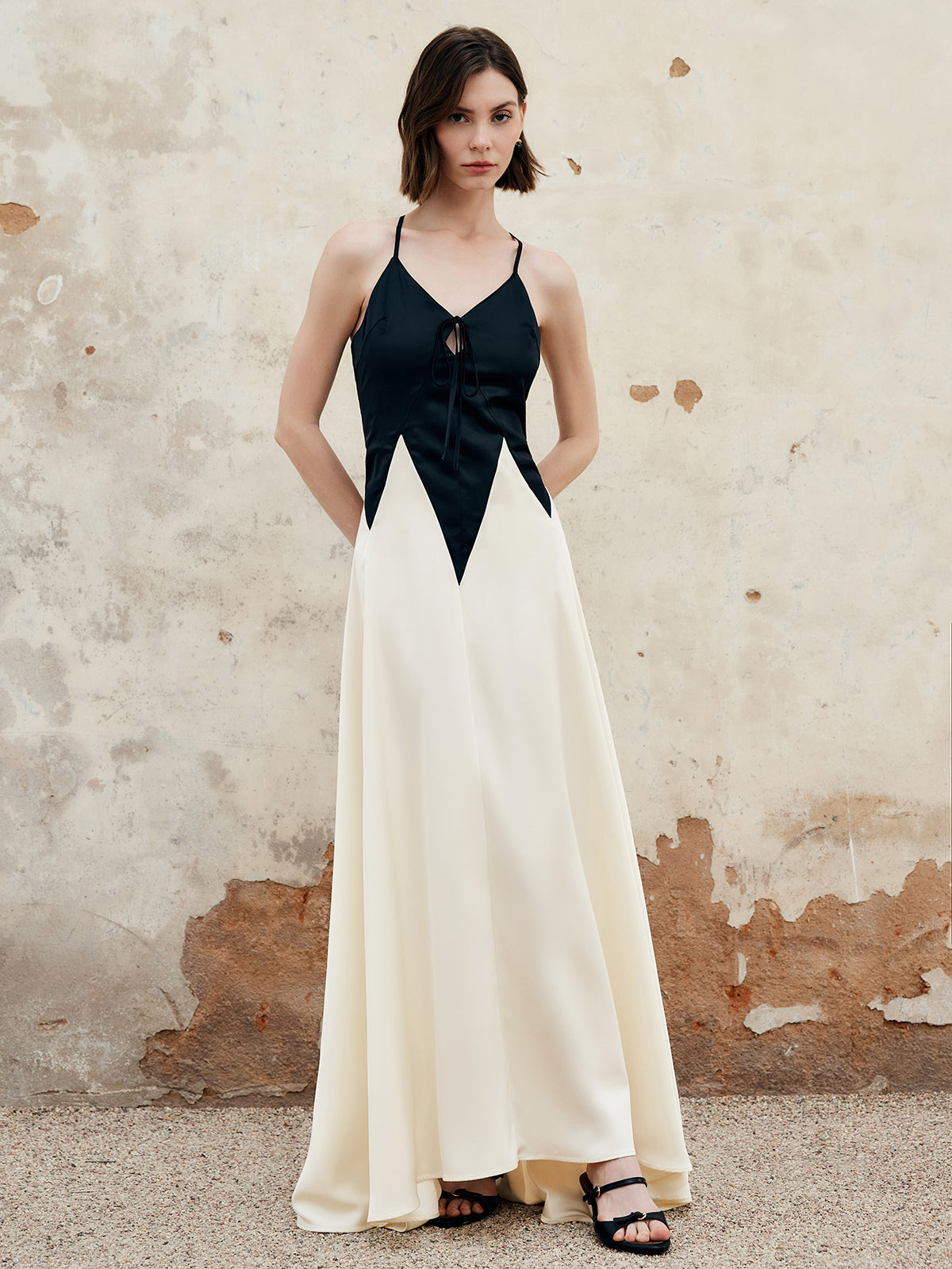 Robe longue à bretelles fines plissée et découpes, color block