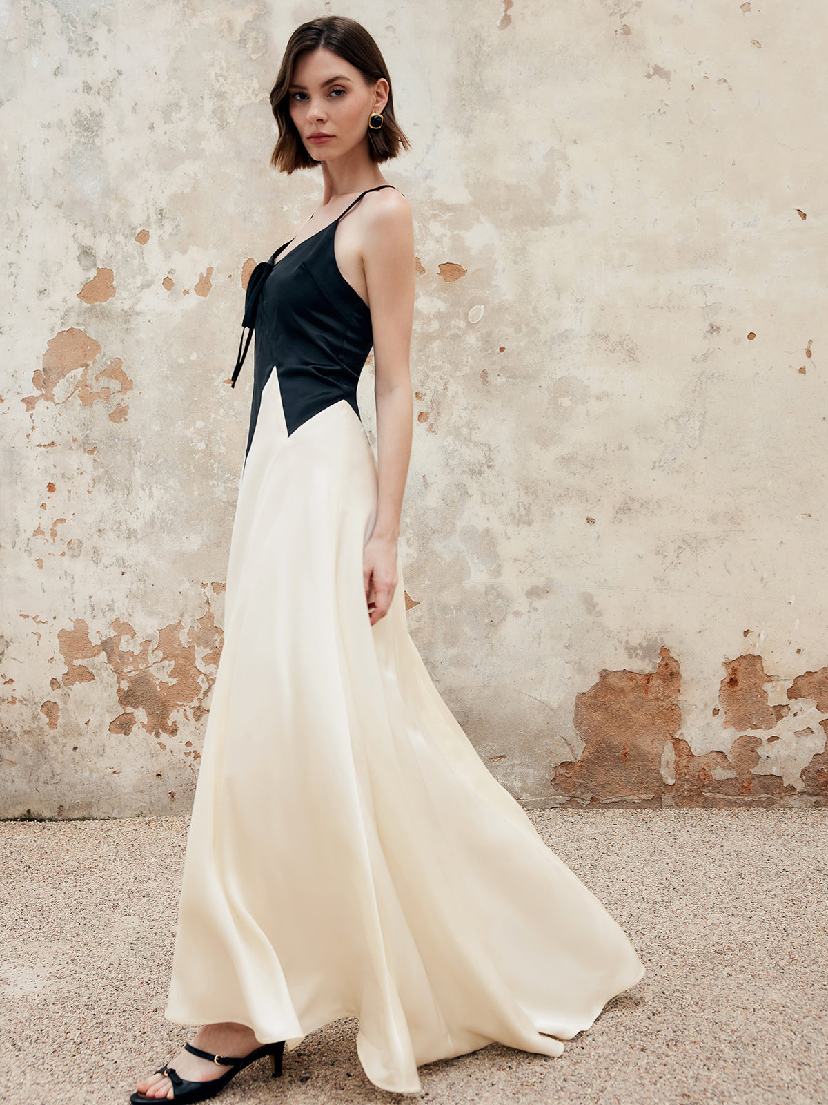 Robe longue à bretelles fines plissée et découpes, color block