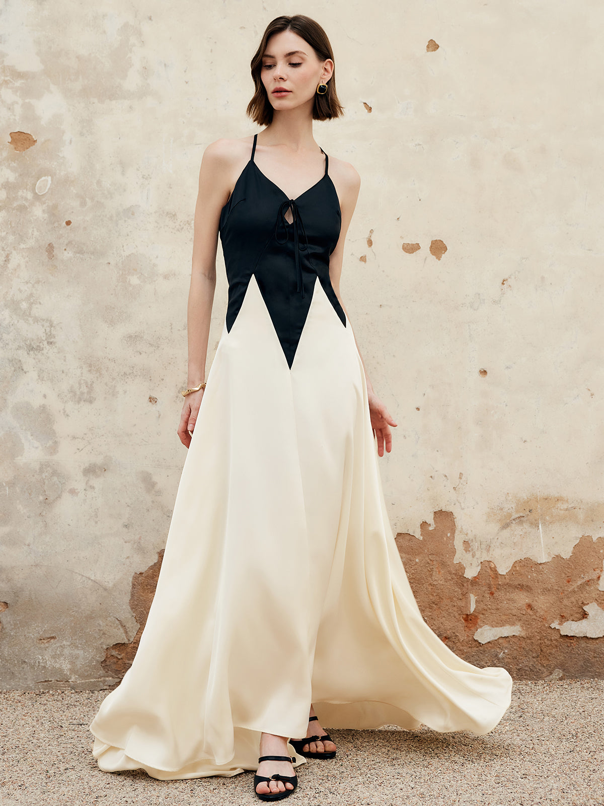 Robe longue à bretelles fines plissée et découpes, color block