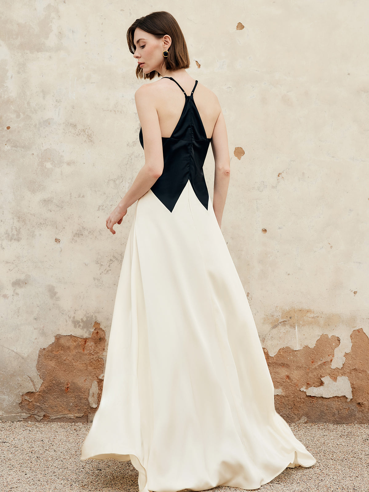 Robe longue à bretelles fines plissée et découpes, color block