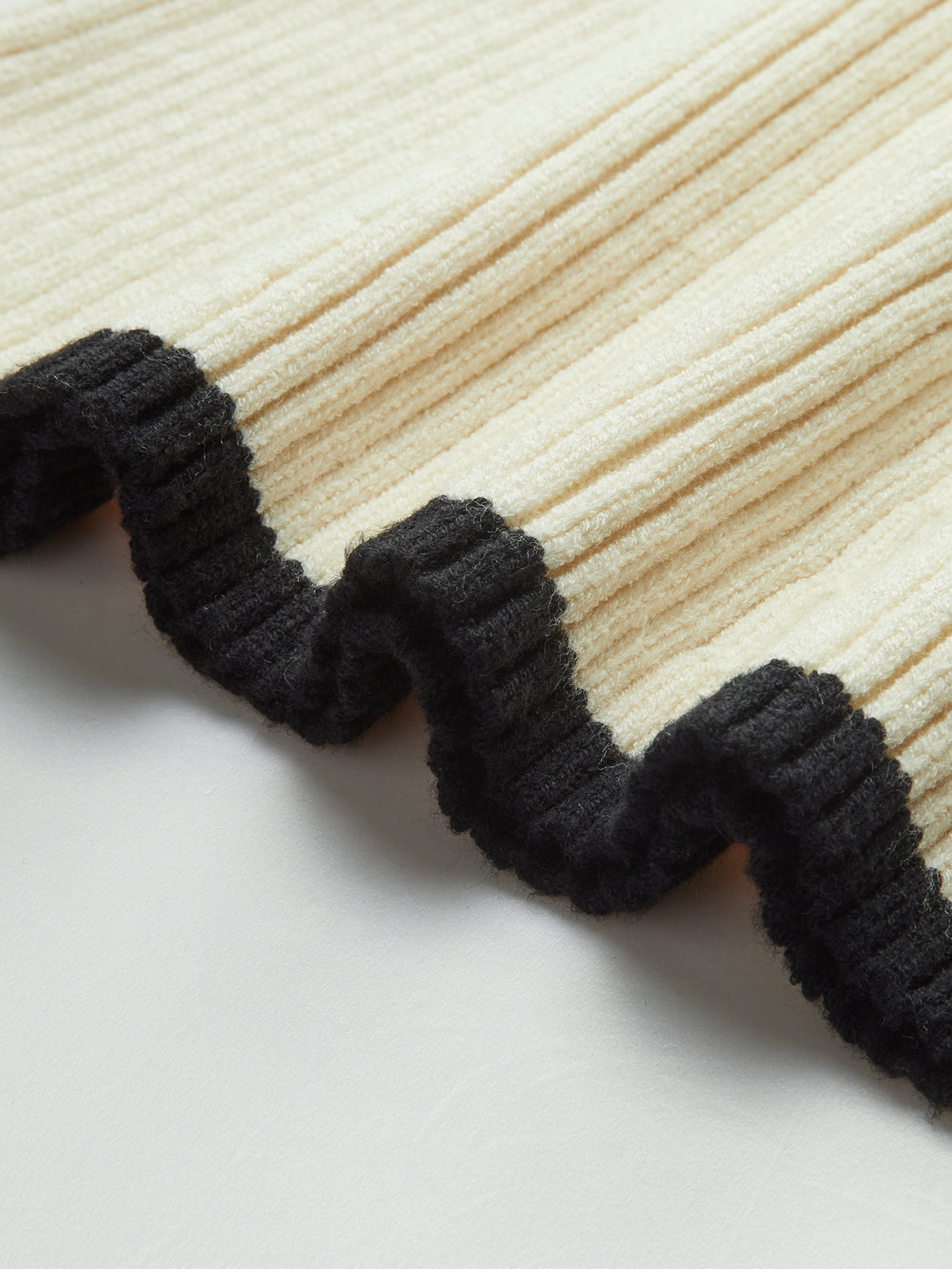 Pull côtelé à bordure contrastée