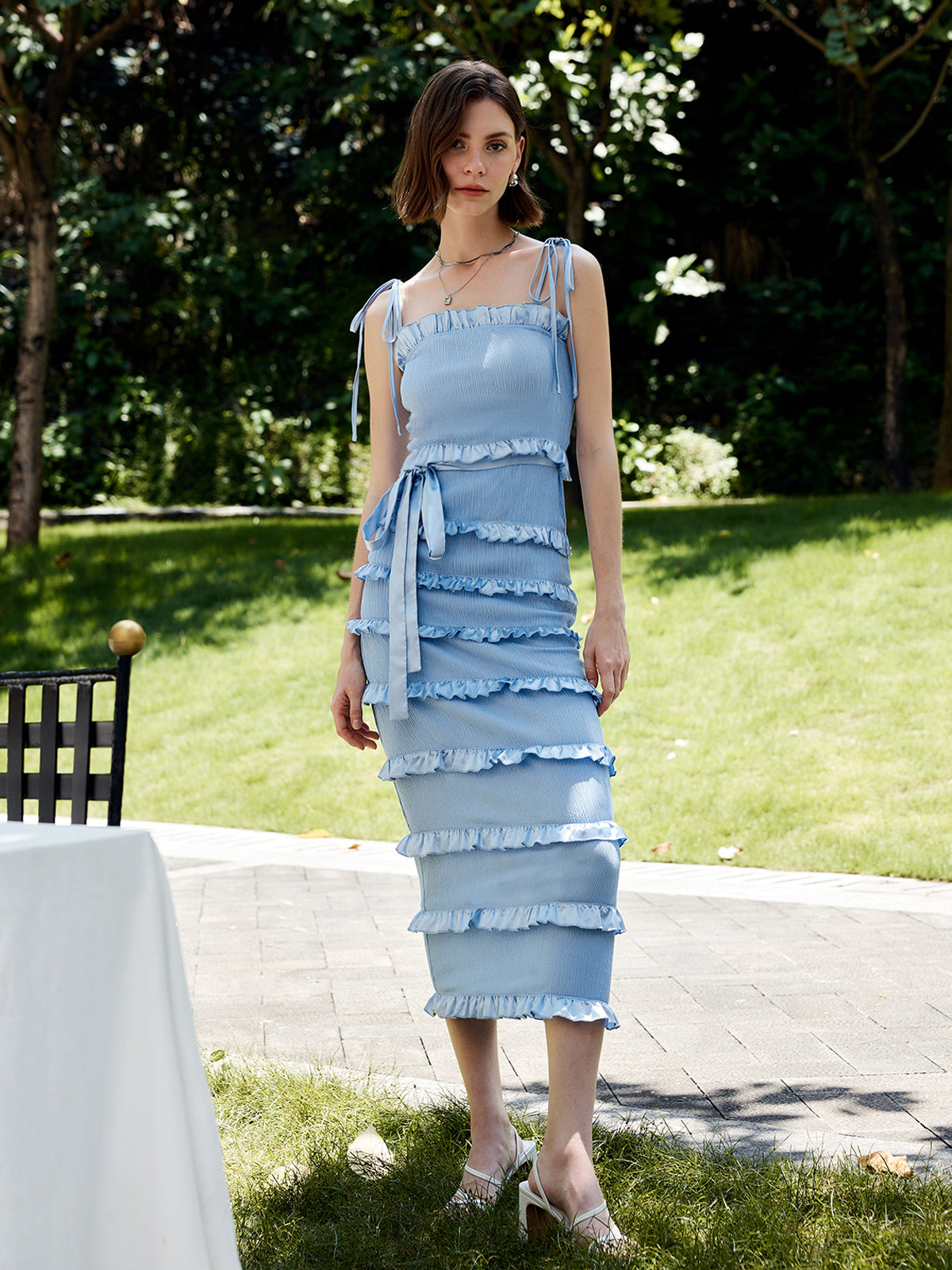 Midi-Kleid mit geknotetem Trägertop und Salatbesatz