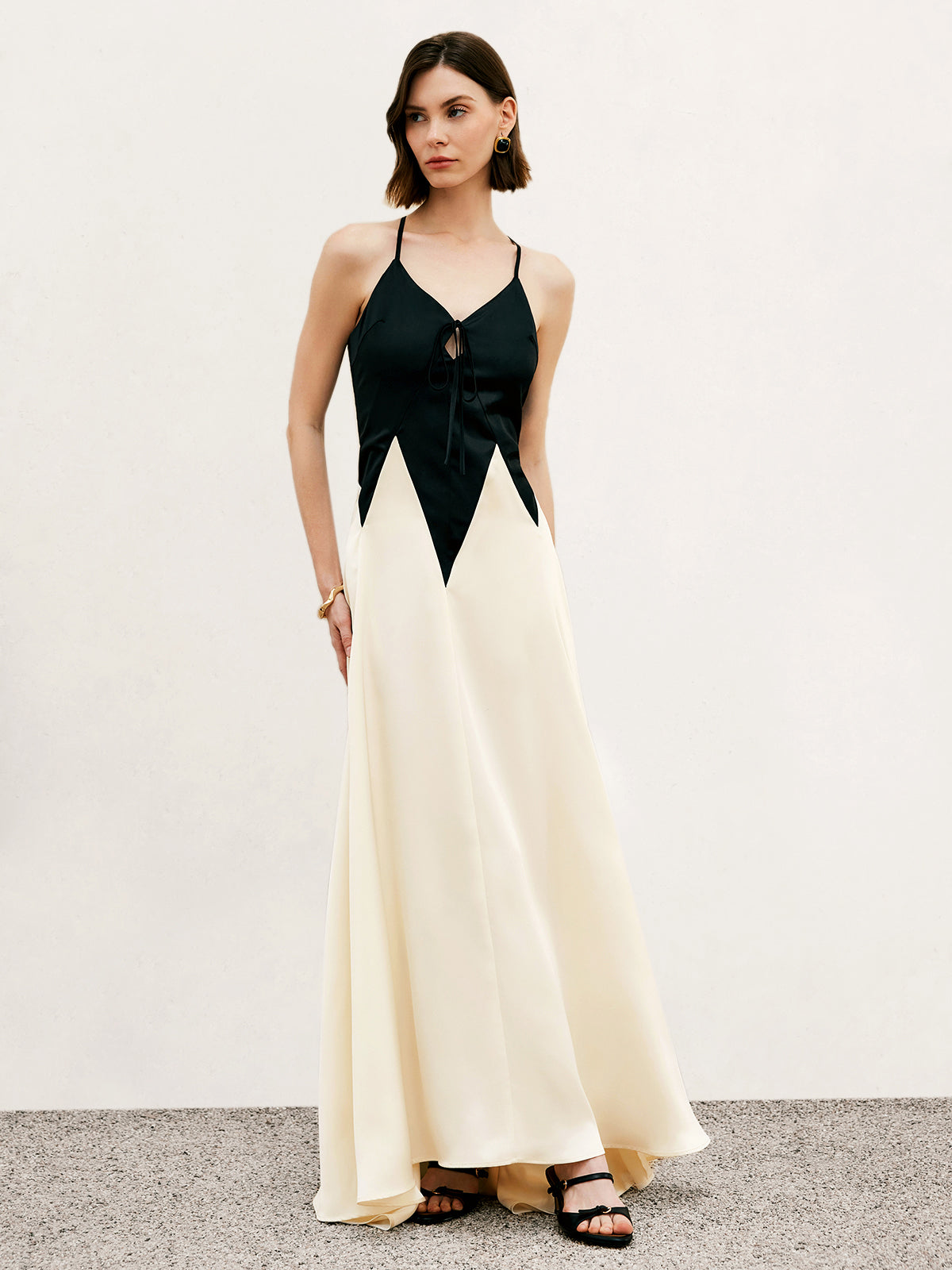 Robe longue à bretelles fines plissée et découpes, color block