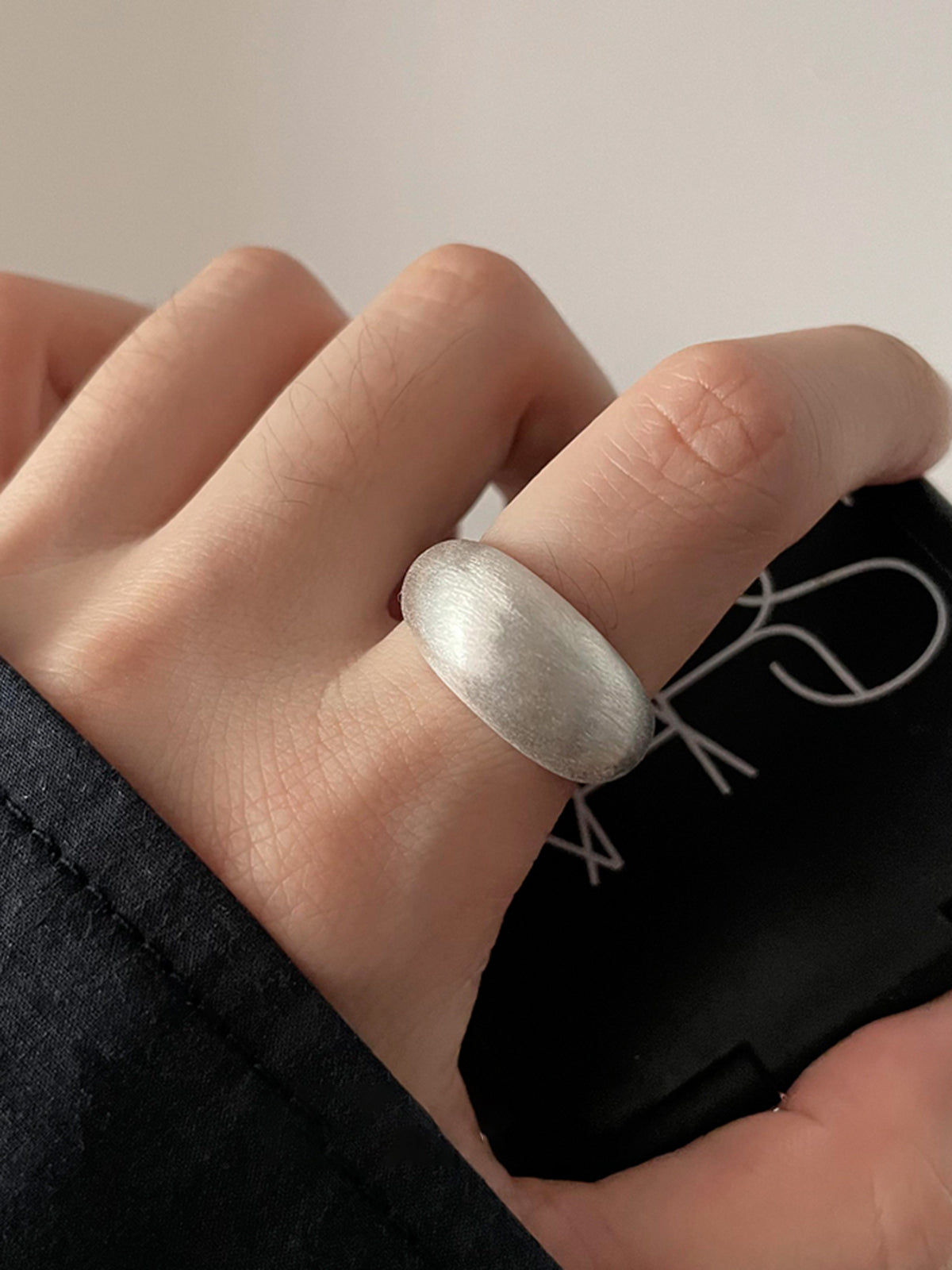 Minimalistischer ovaler gebürsteter Ring