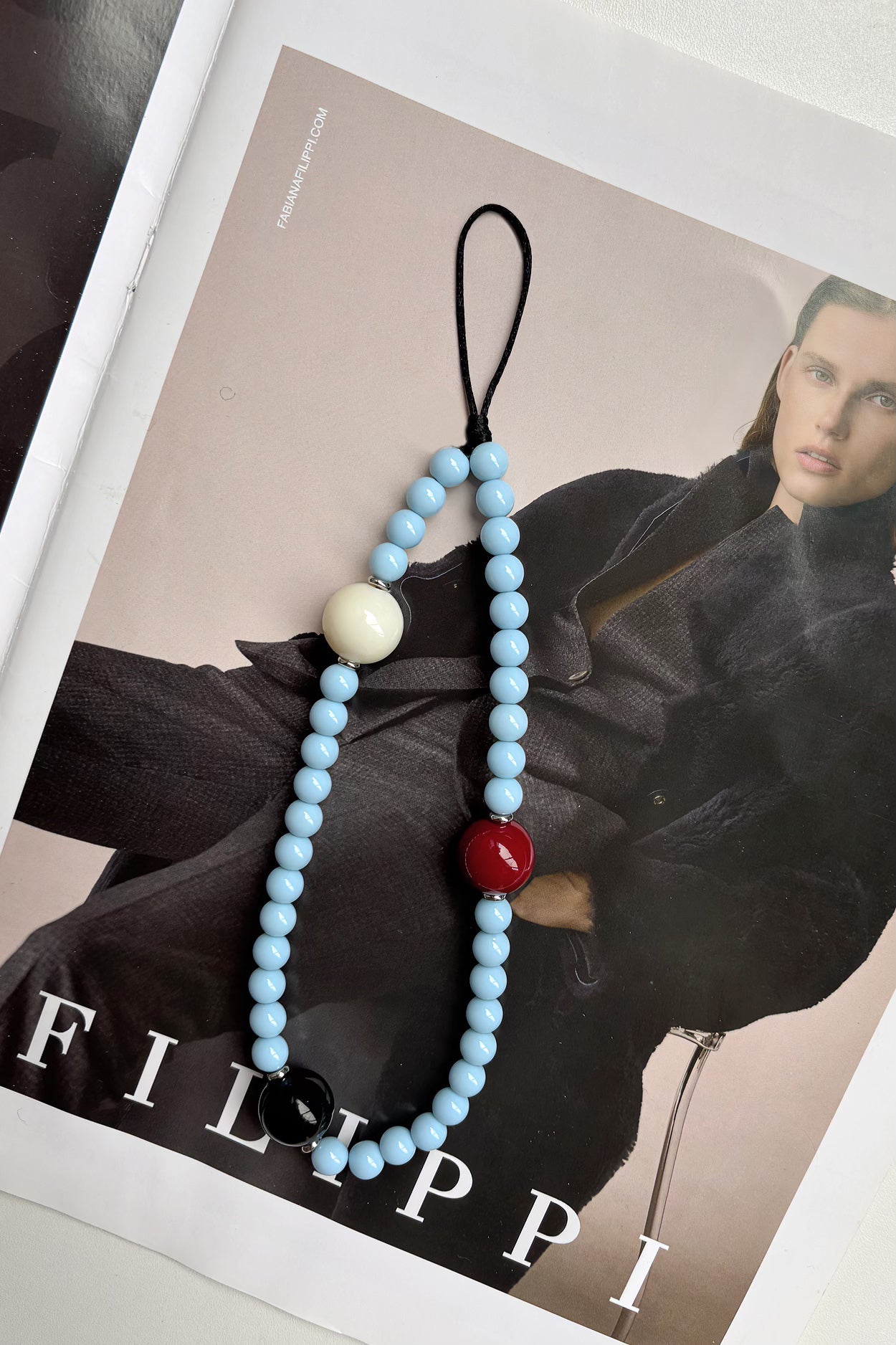 Elegantes Handy-Lanyard mit Perlen