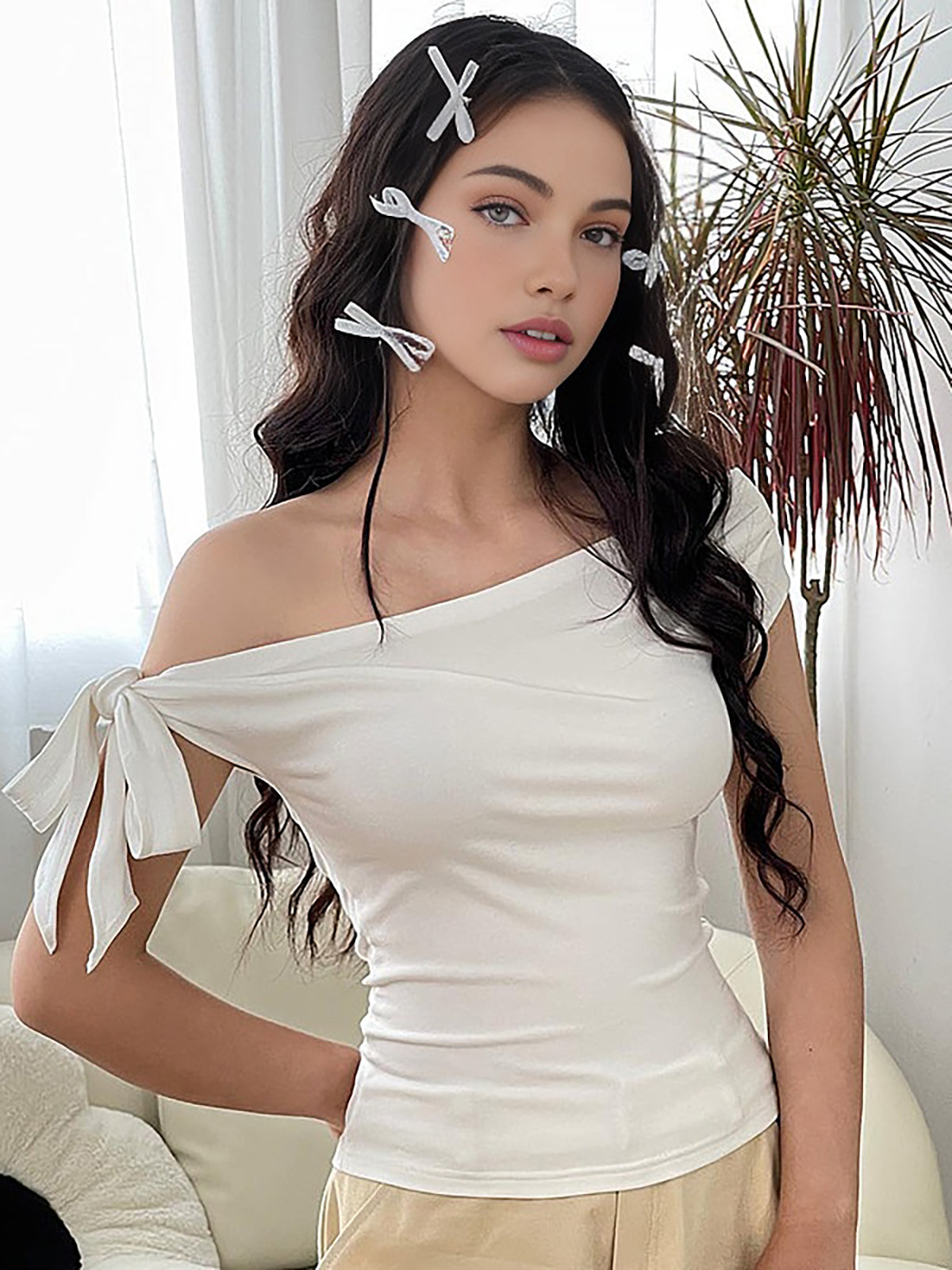 T-shirt asymétrique à épaules dénudées et nœud