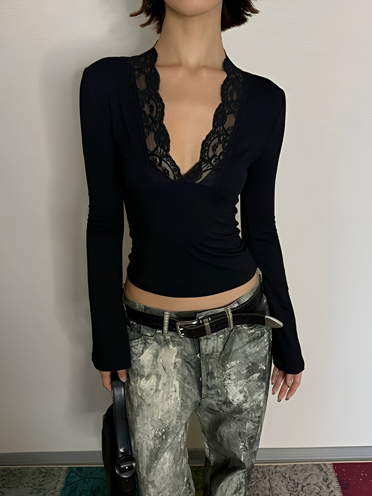 T-shirt à col en V orné de dentelle