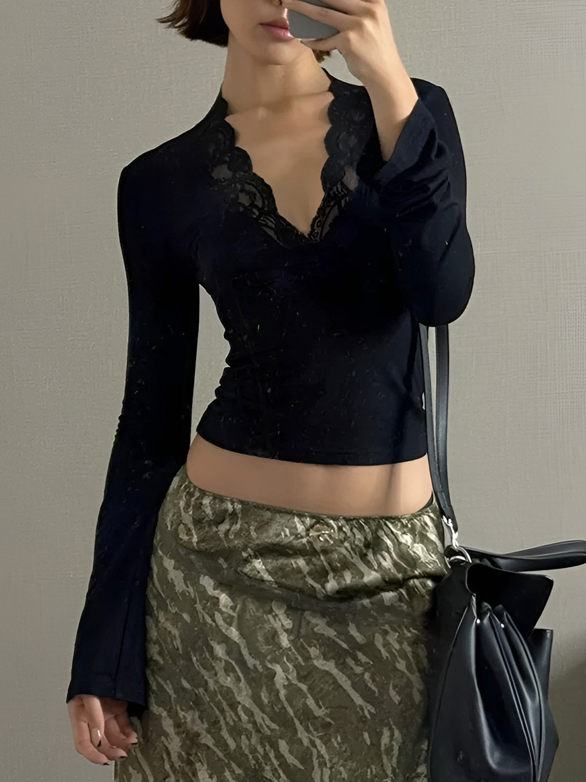 T-shirt à col en V orné de dentelle