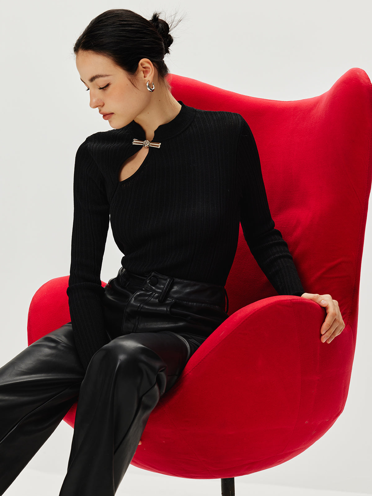 Pull côtelé à nœud métallique