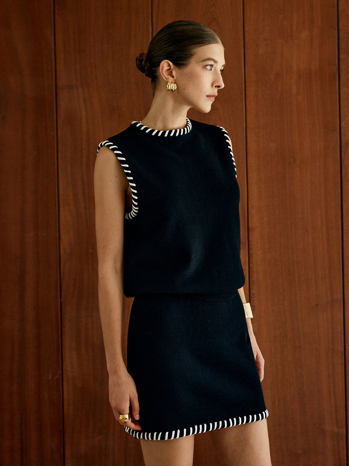 Ärmelloses Rock-Set mit Kontrastbesatz