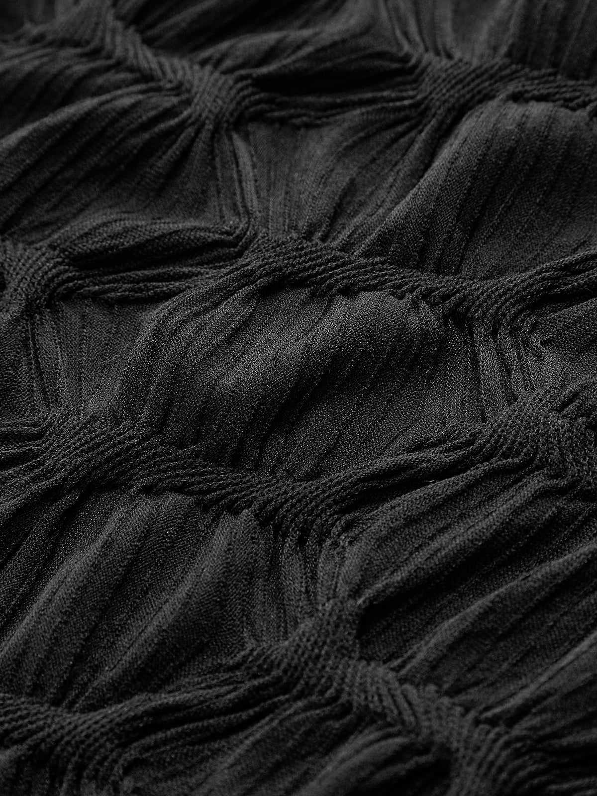 Robe plissée à col montant et détails soignés