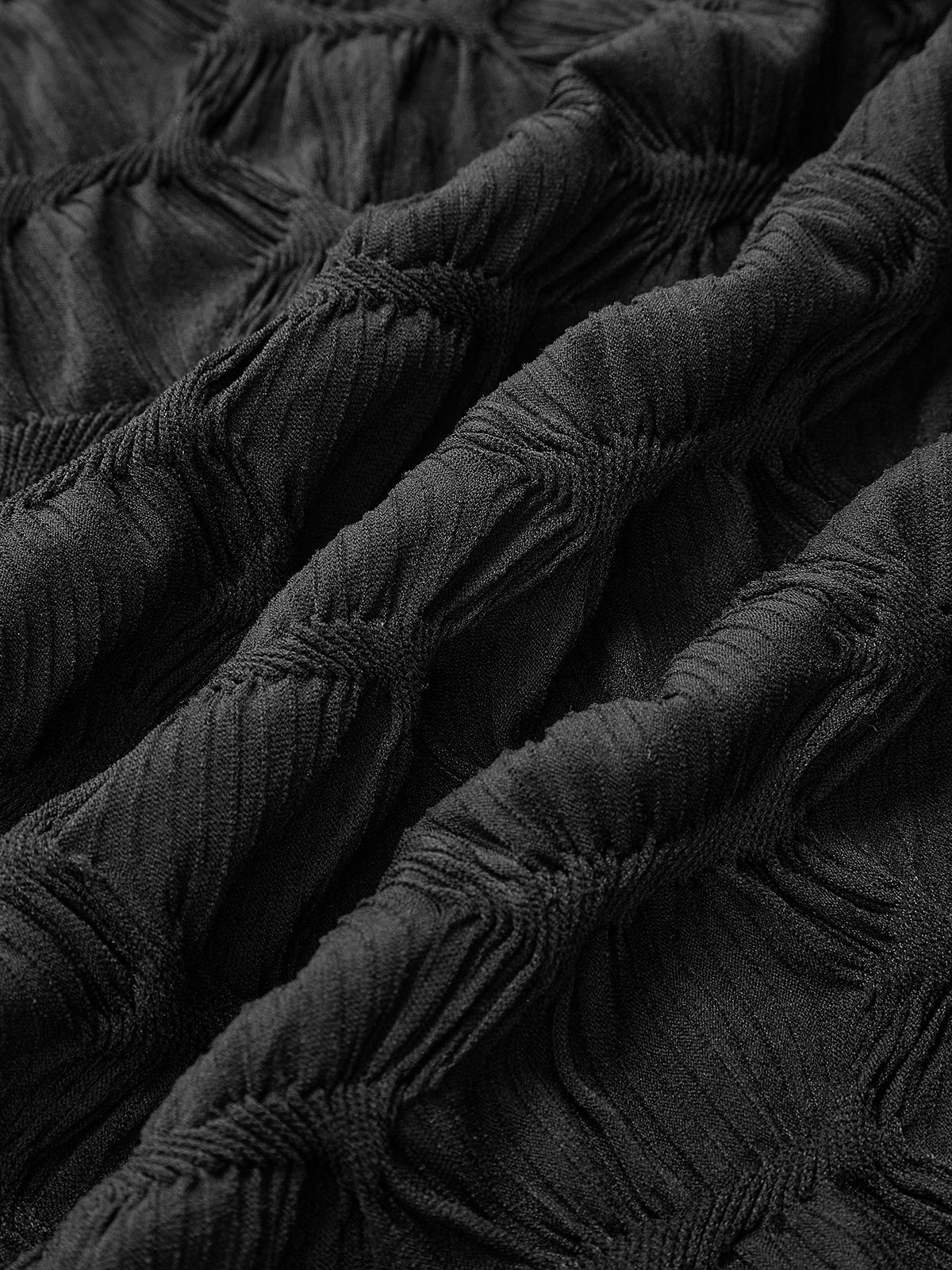 Robe plissée à col montant et détails soignés