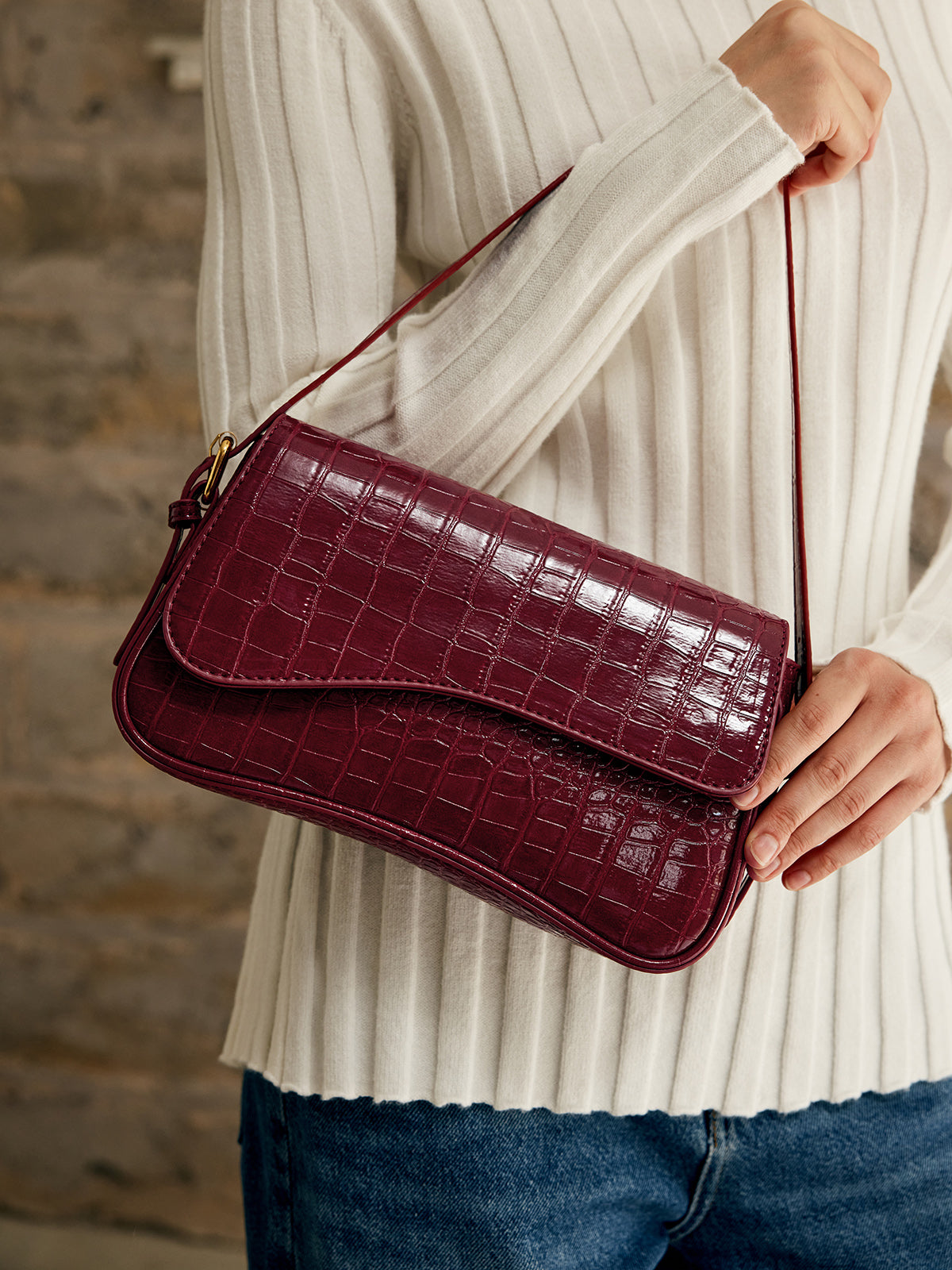 Kleiner Achselbeutel mit Schnallenkaromuster