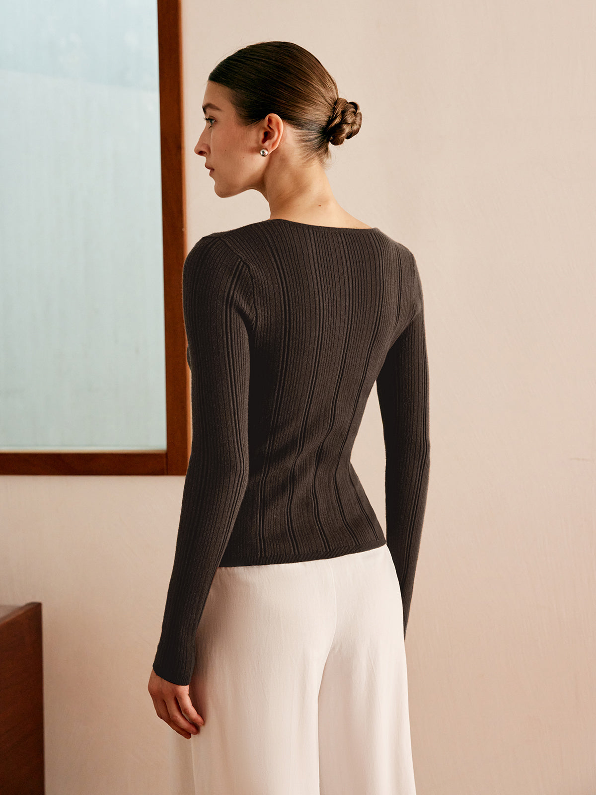 Stricktop mit Metallknopfausschnitt