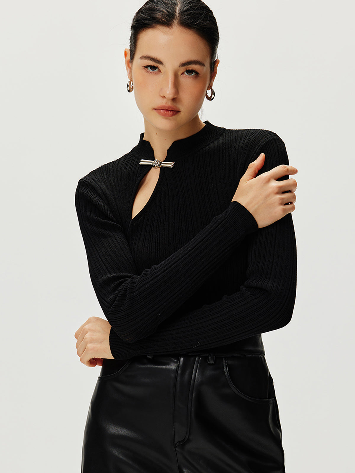 Pull côtelé à nœud métallique