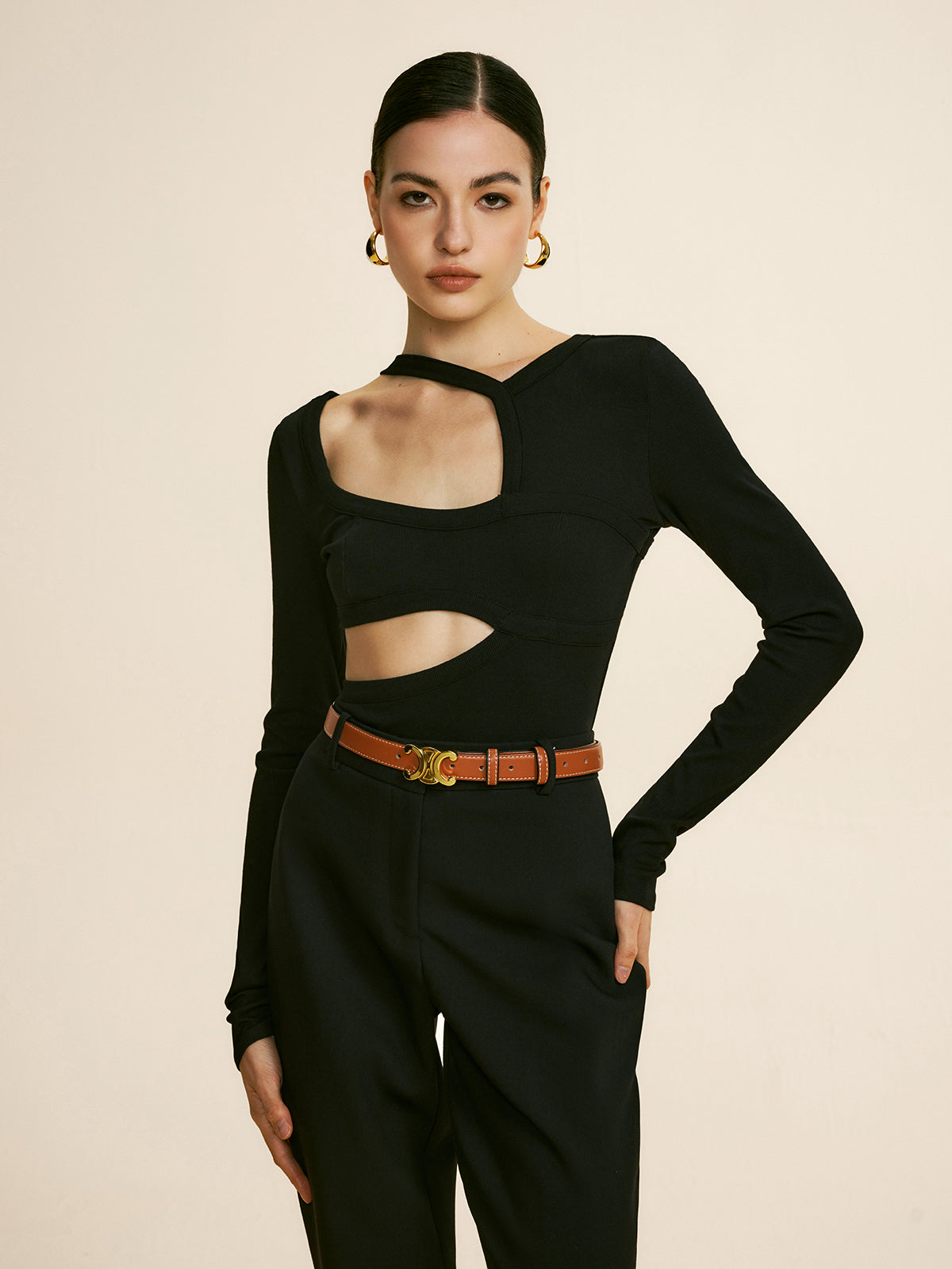 Einfarbiges T-Shirt mit Ausschnitt und Paspelierung