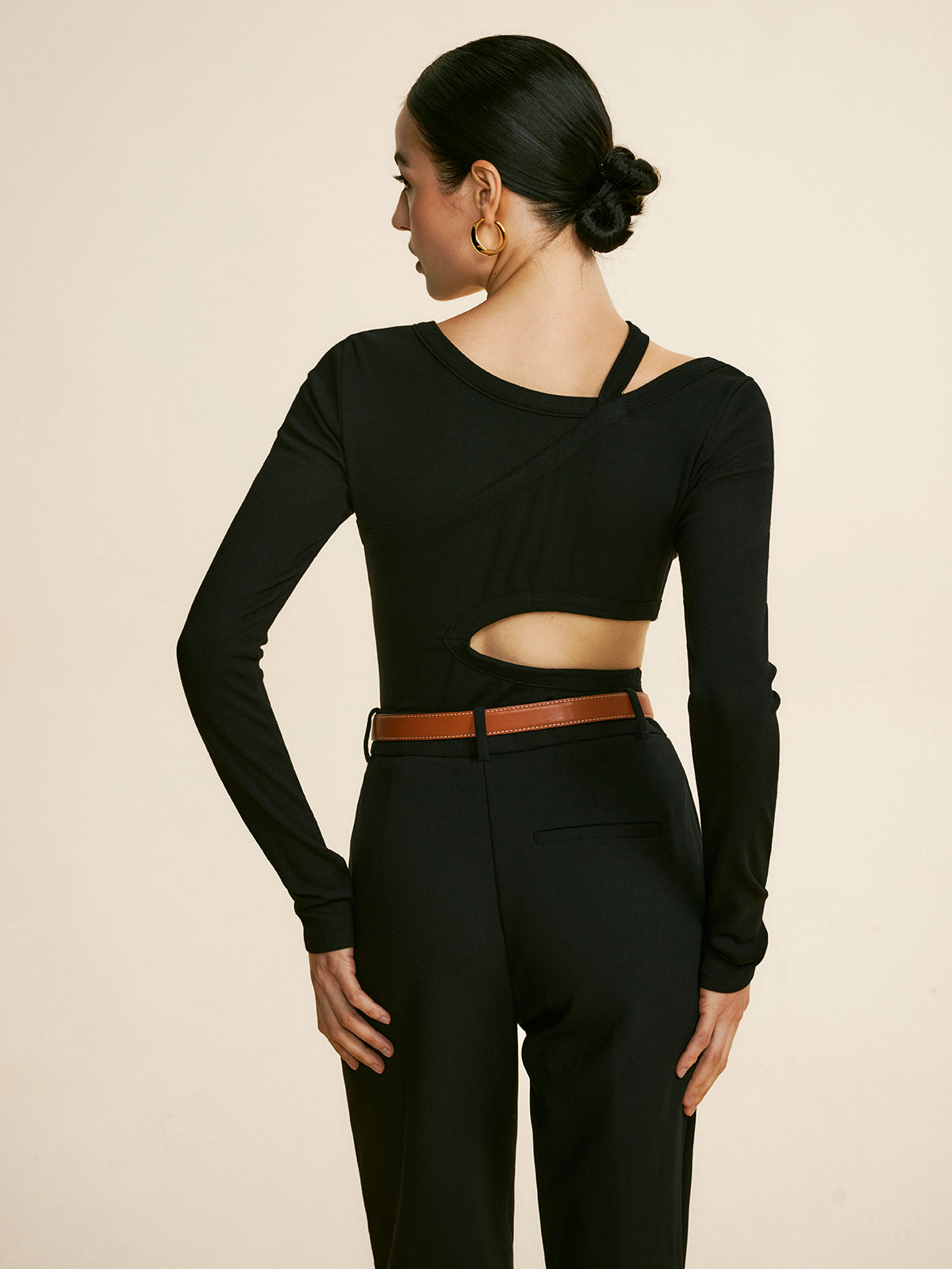 Einfarbiges T-Shirt mit Ausschnitt und Paspelierung