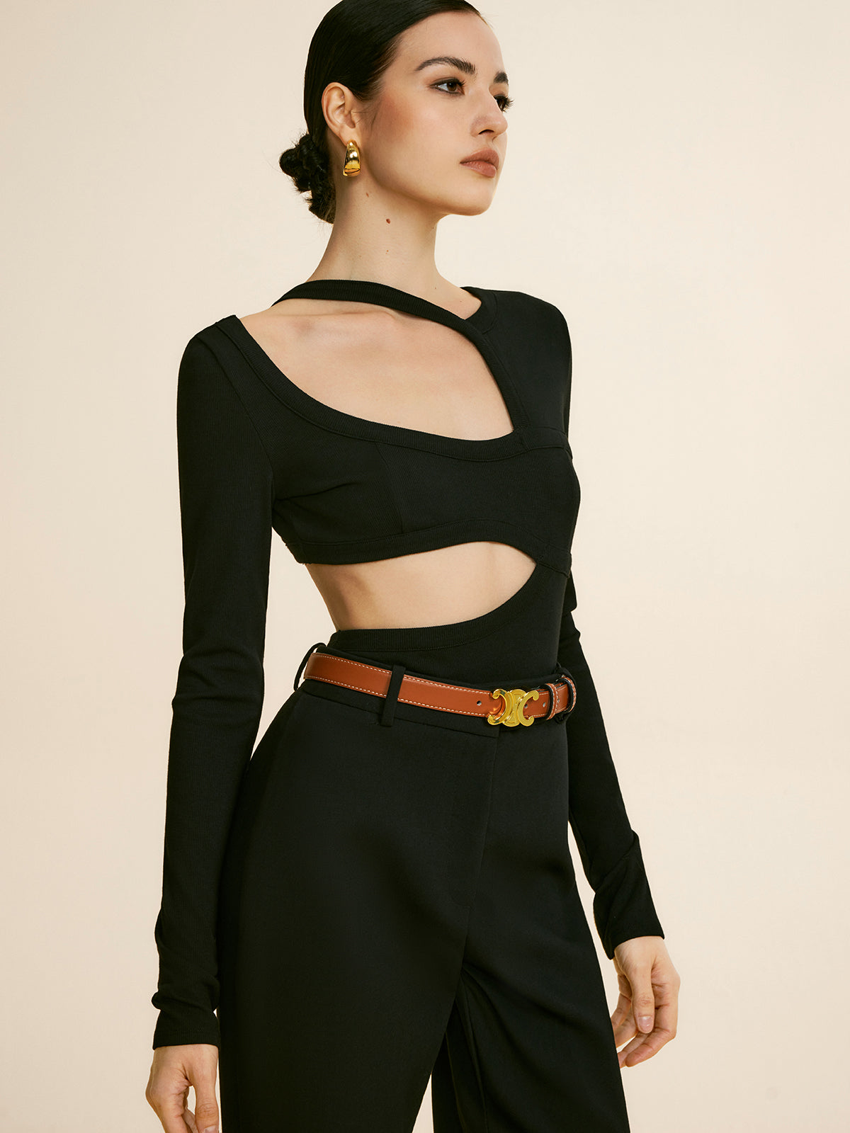 Einfarbiges T-Shirt mit Ausschnitt und Paspelierung