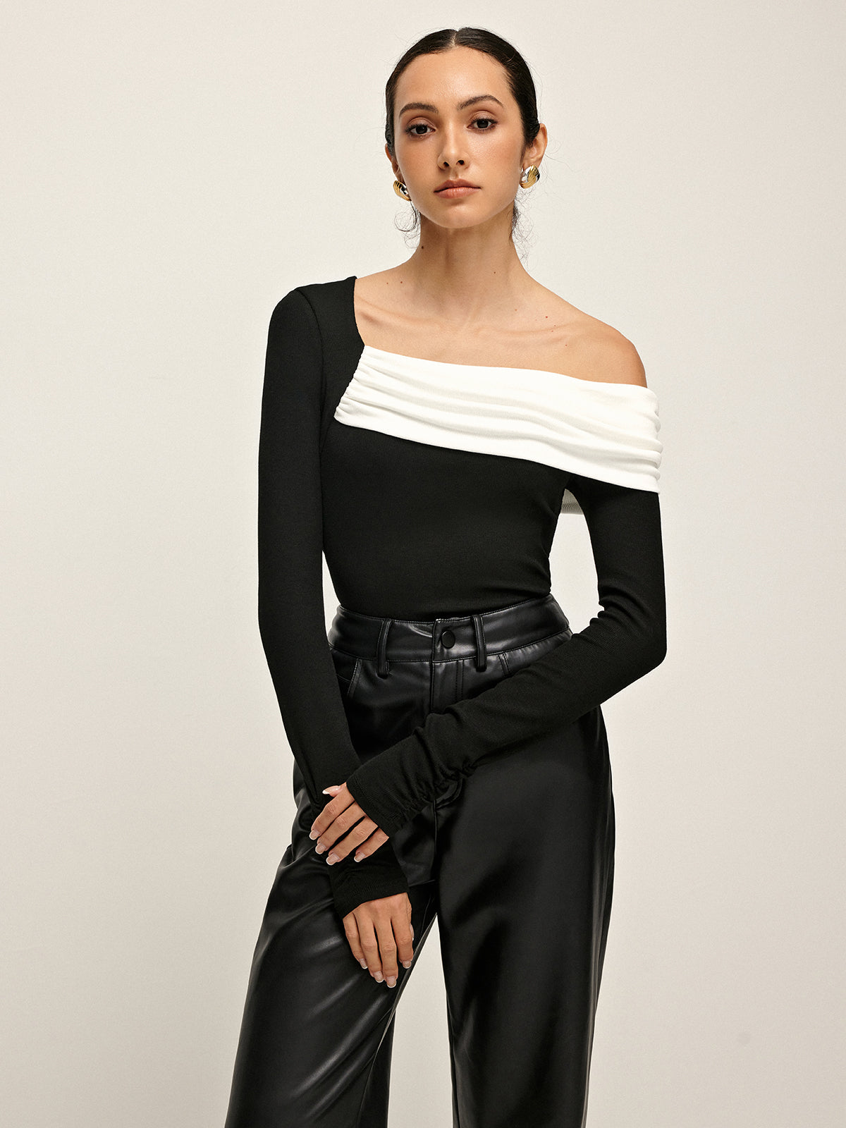 T-Shirt mit Cut-Out-Schultern, Patchwork-Optik und Falten