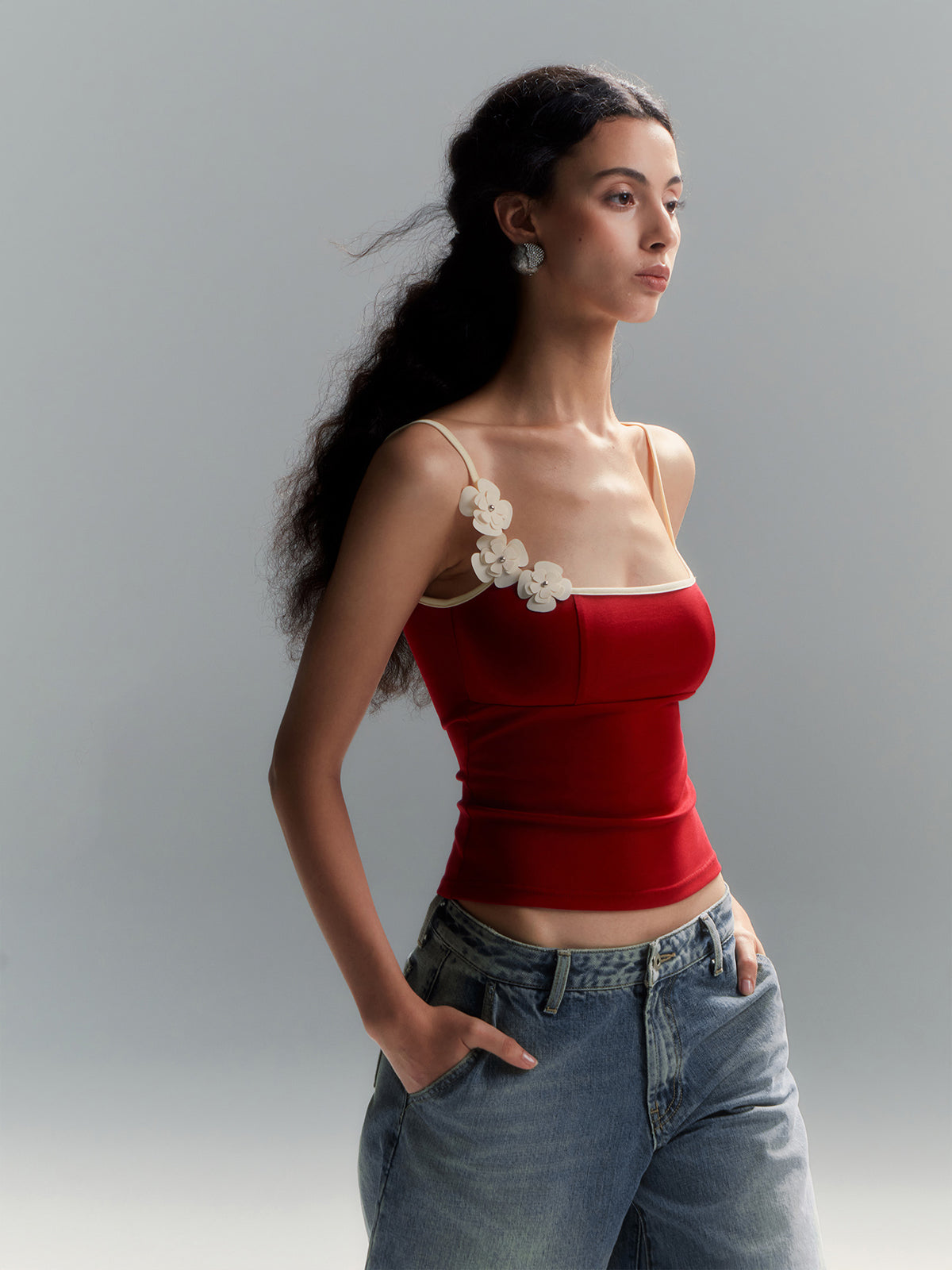 Débardeur moulant à bordure florale contrastée