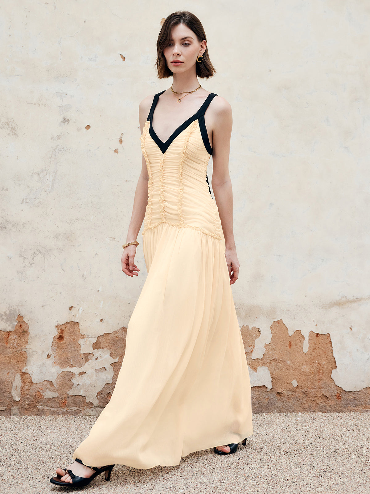 Faltenkleid mit Kontrasteinfassung