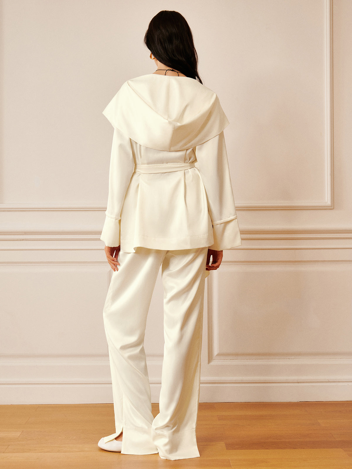 Chemise à capuche unie en satin avec ceinture