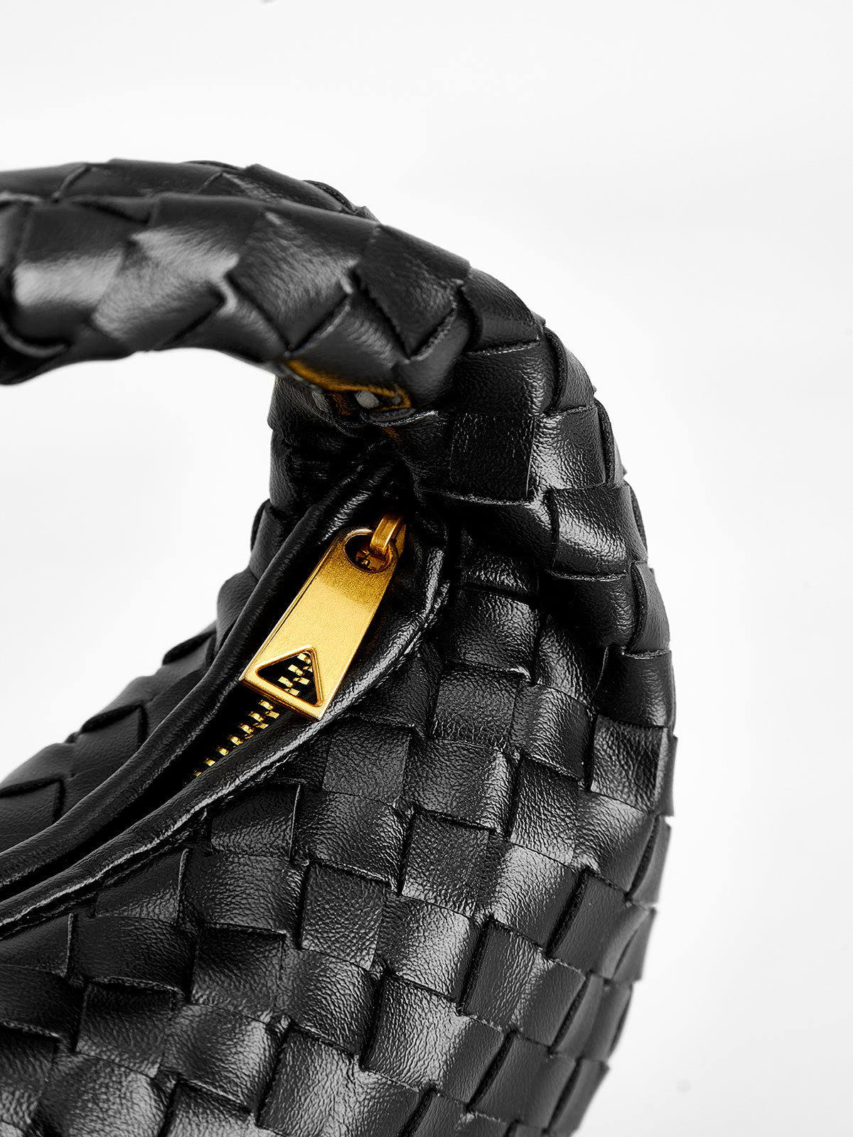 Abgerundete Handtasche mit gewebtem Reißverschluss