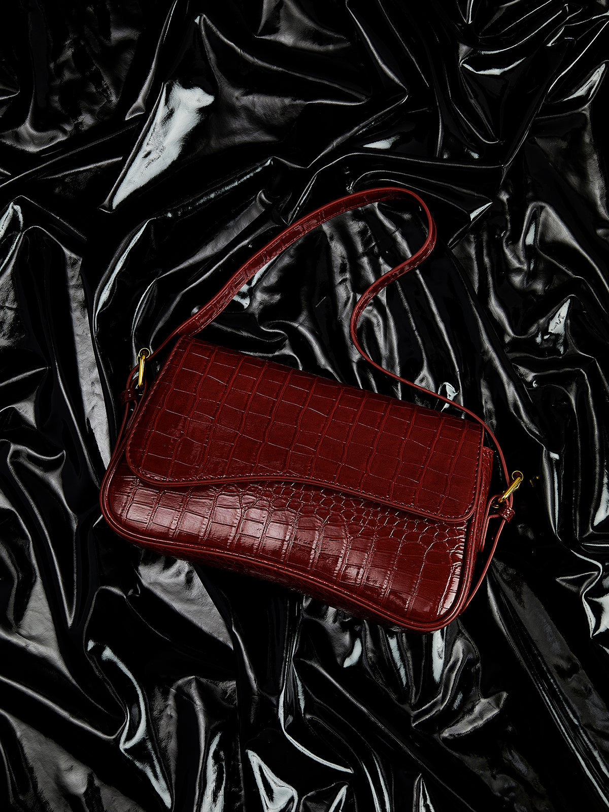 Kleiner Achselbeutel mit Schnallenkaromuster