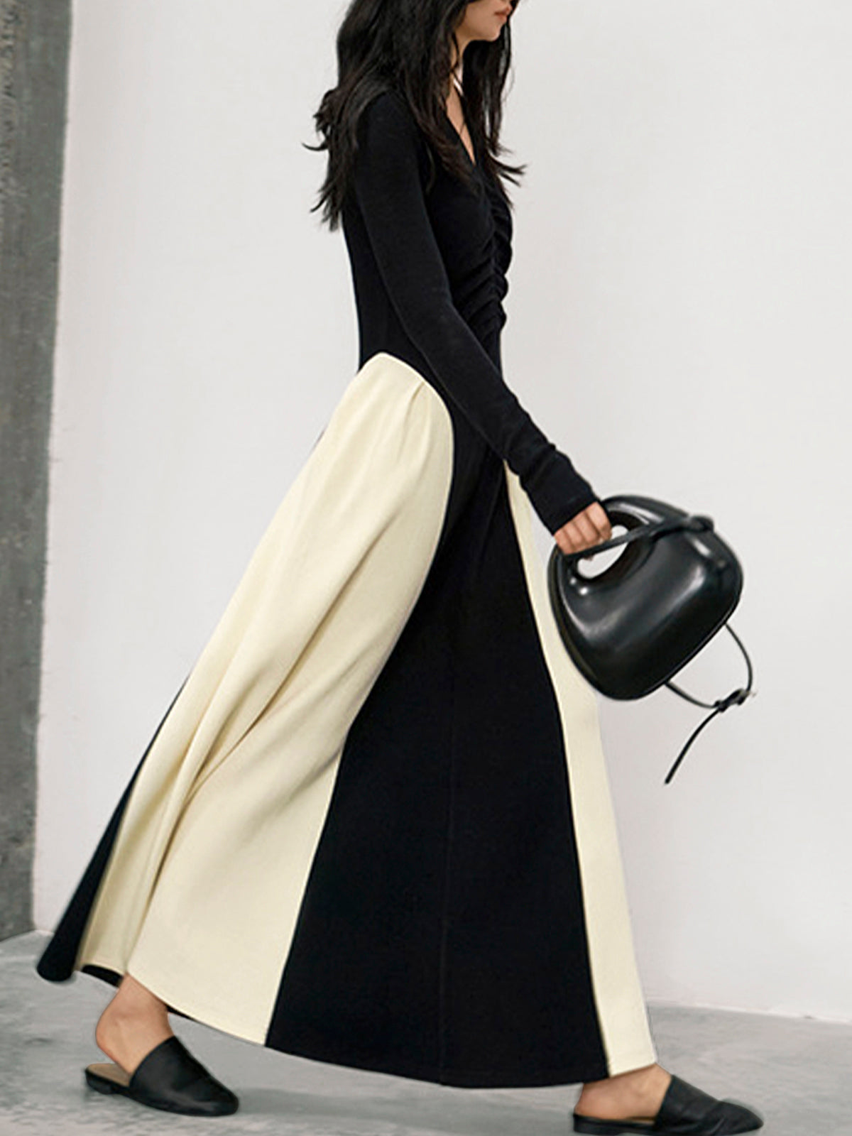 Robe longue plissée à col en V