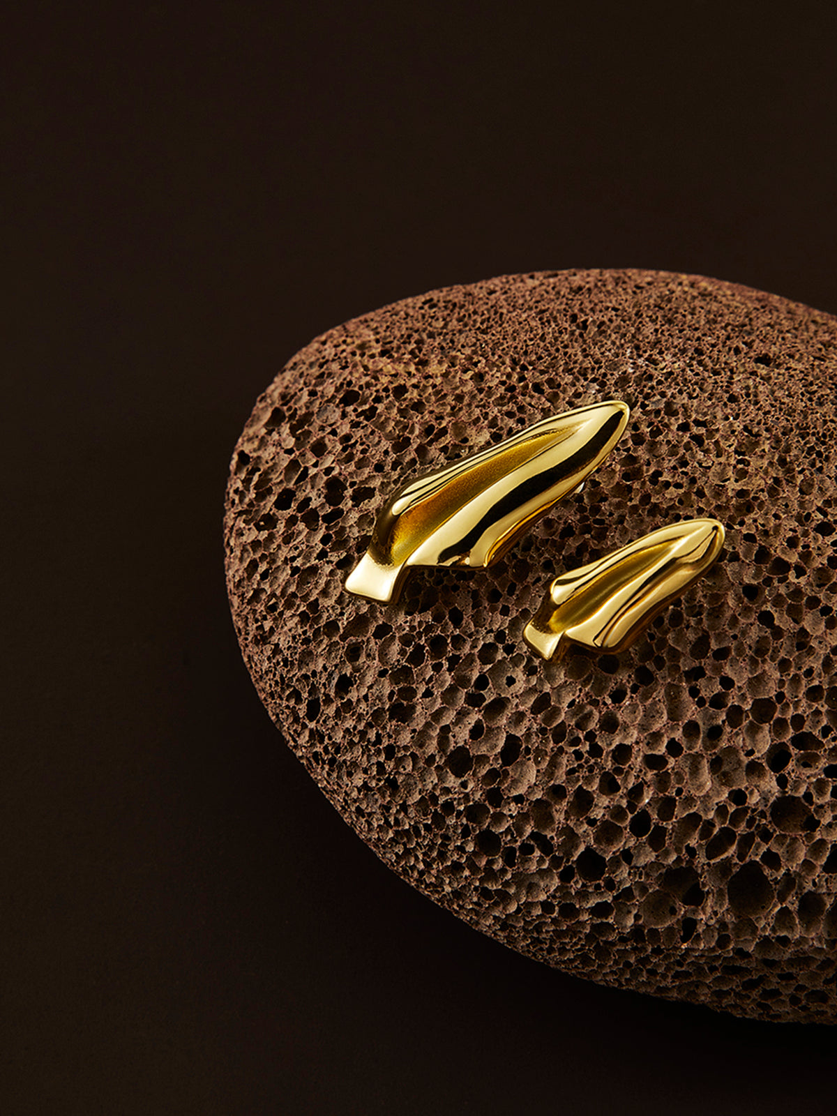 Boucles d'oreilles asymétriques plissées en forme d'avion en papier