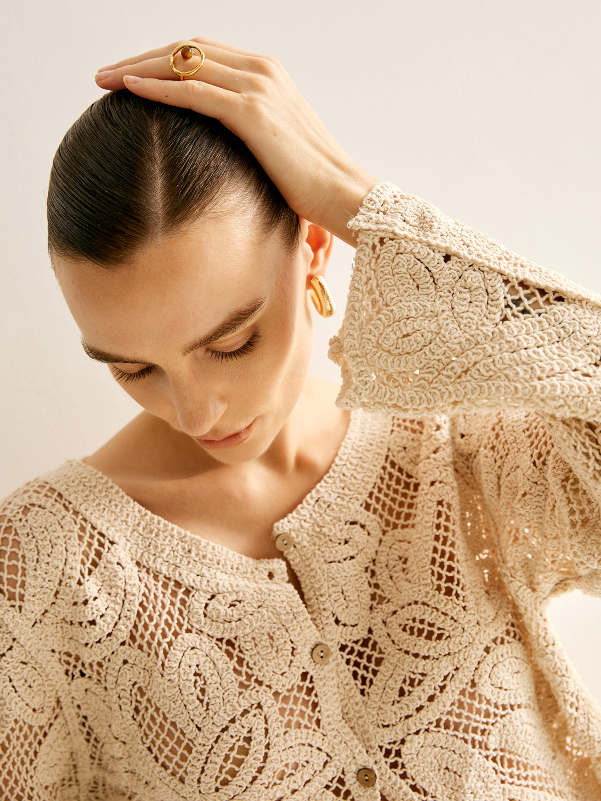 Plissee-Strickjacke mit Hohlknopfverschluss