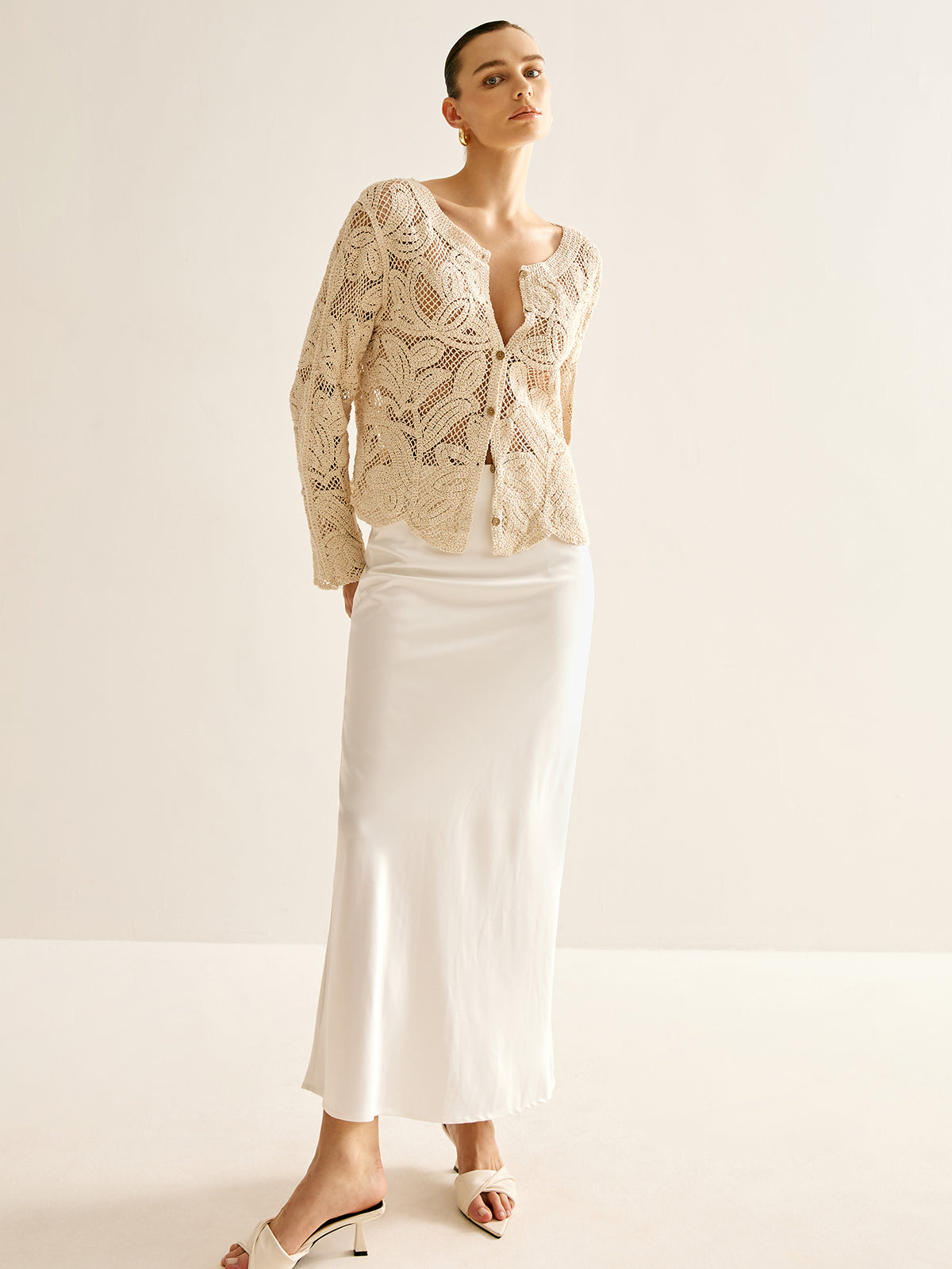 Plissee-Strickjacke mit Hohlknopfverschluss